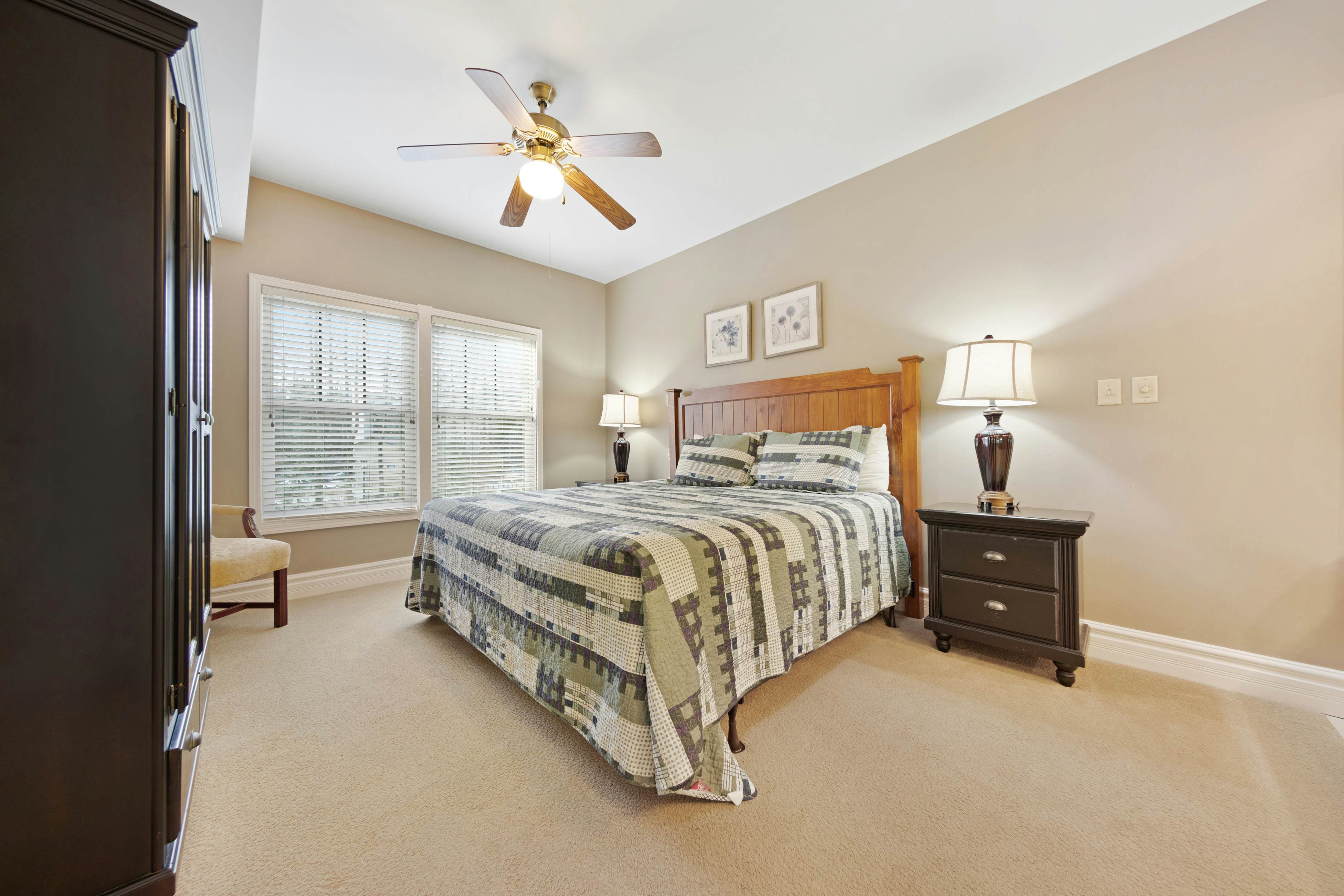 Luxe Downtown Condo, Sleeps 6・Fireplace・Jetted Tub