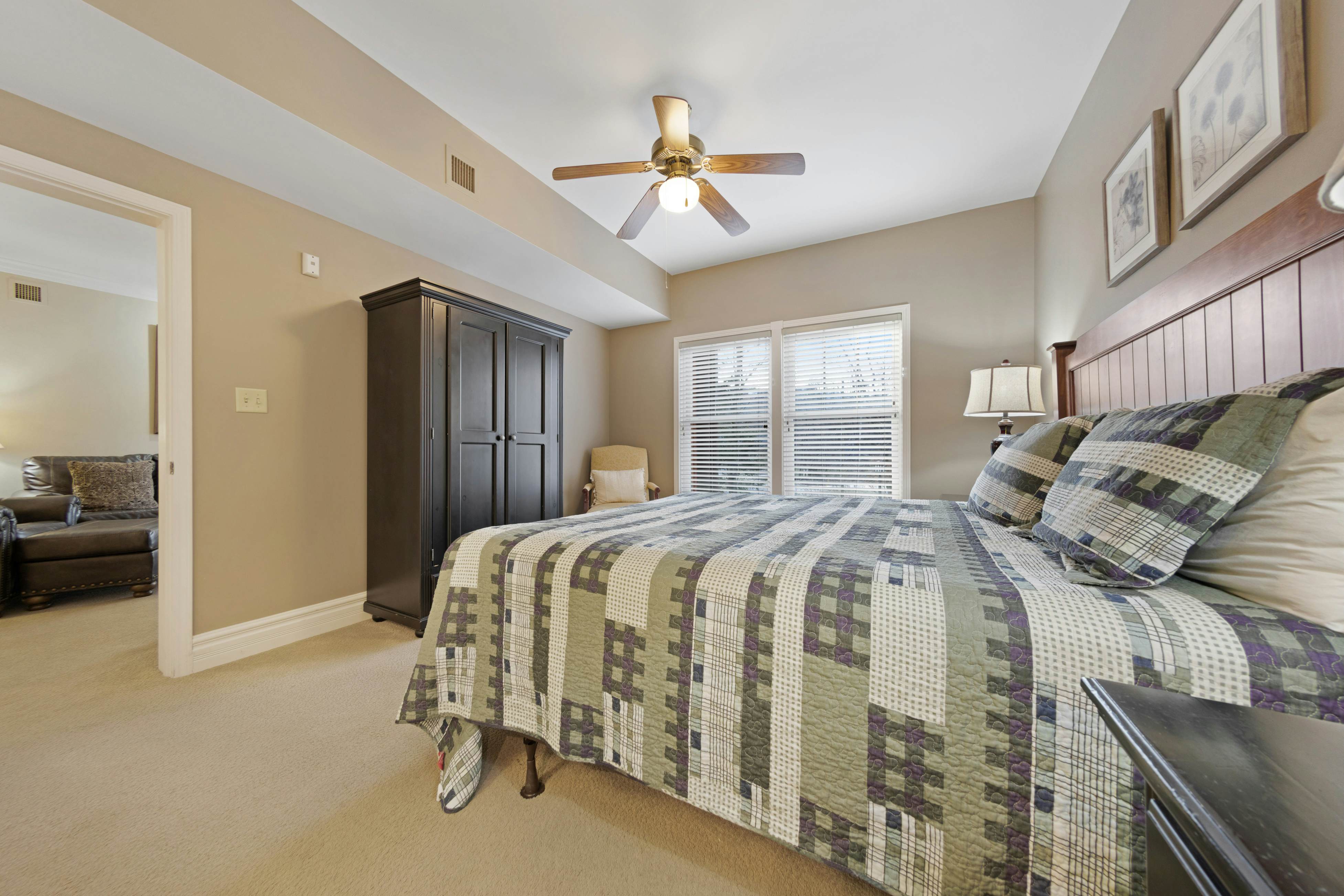 Luxe Downtown Condo, Sleeps 6・Fireplace・Jetted Tub