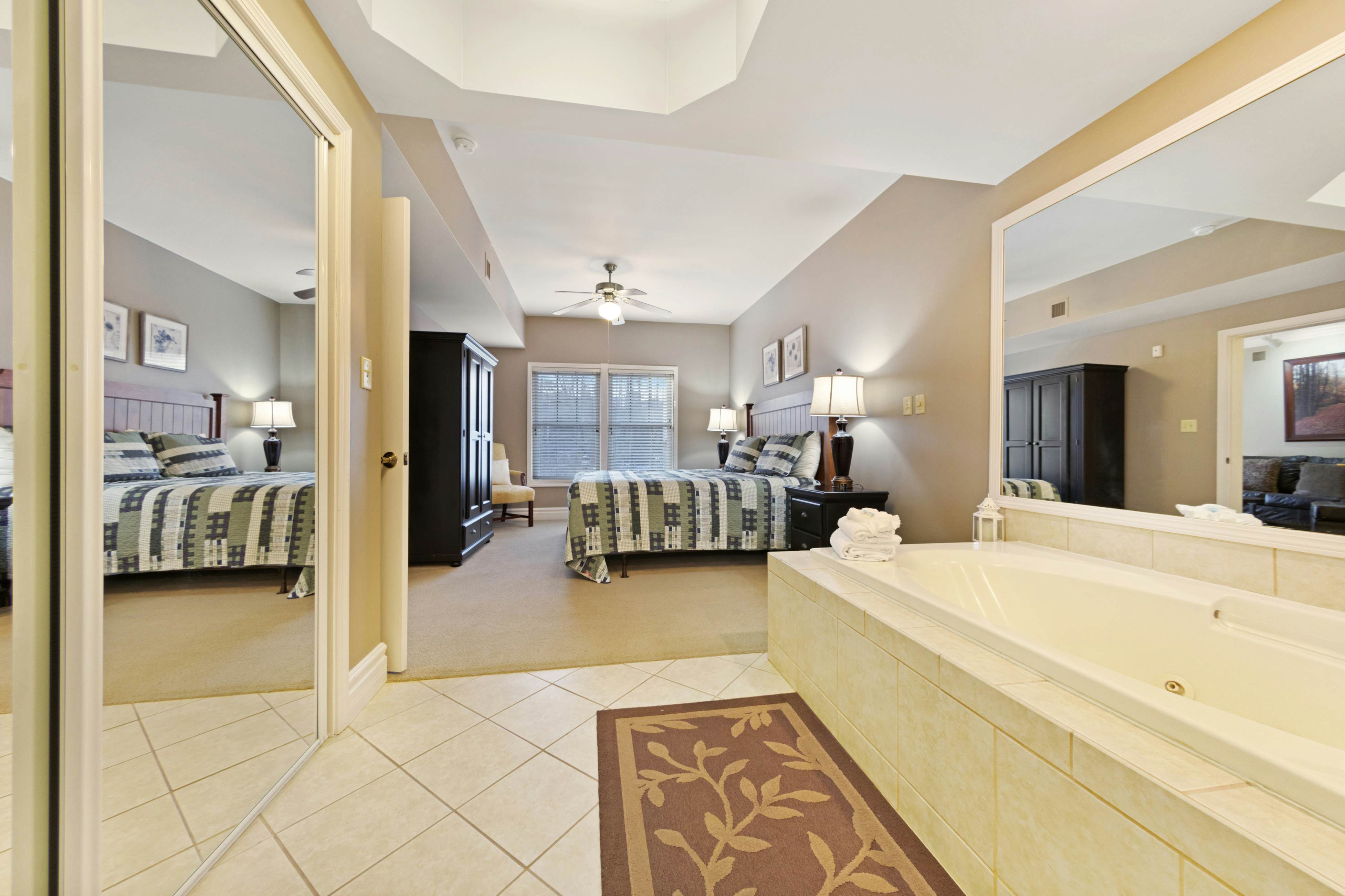 Luxe Downtown Condo, Sleeps 6・Fireplace・Jetted Tub