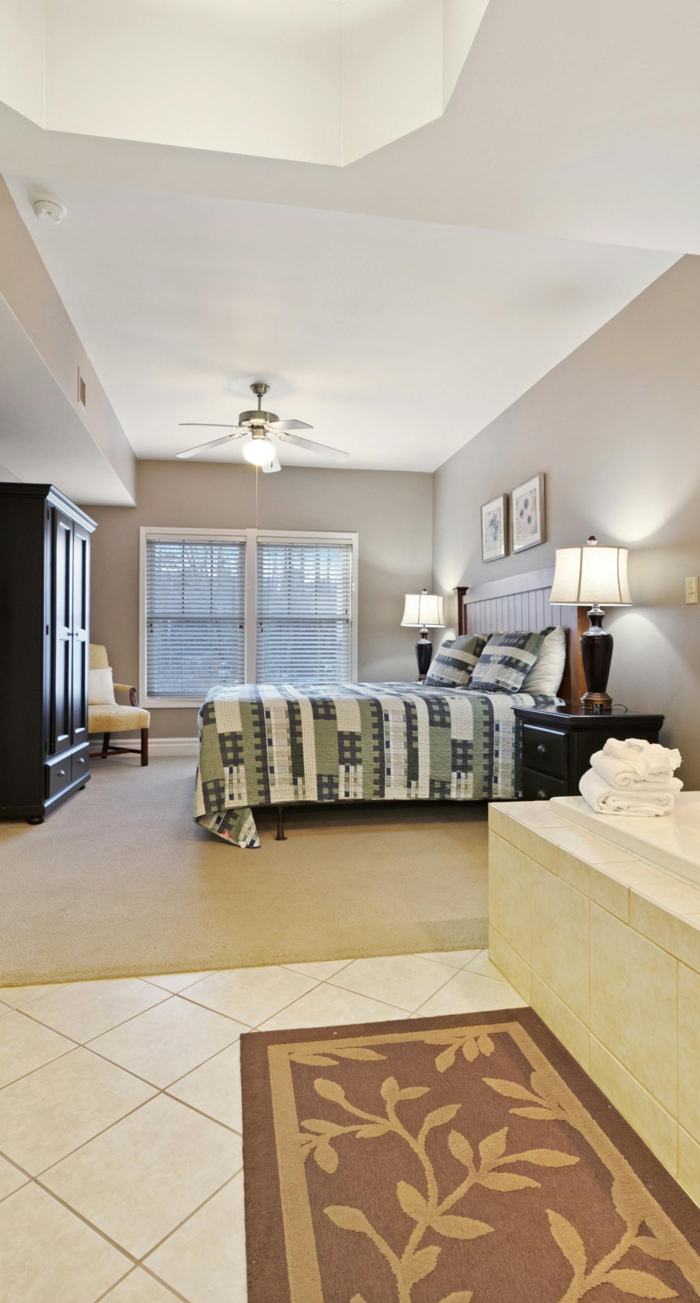 Luxe Downtown Condo, Sleeps 6, Fireplace, Jetted Tub