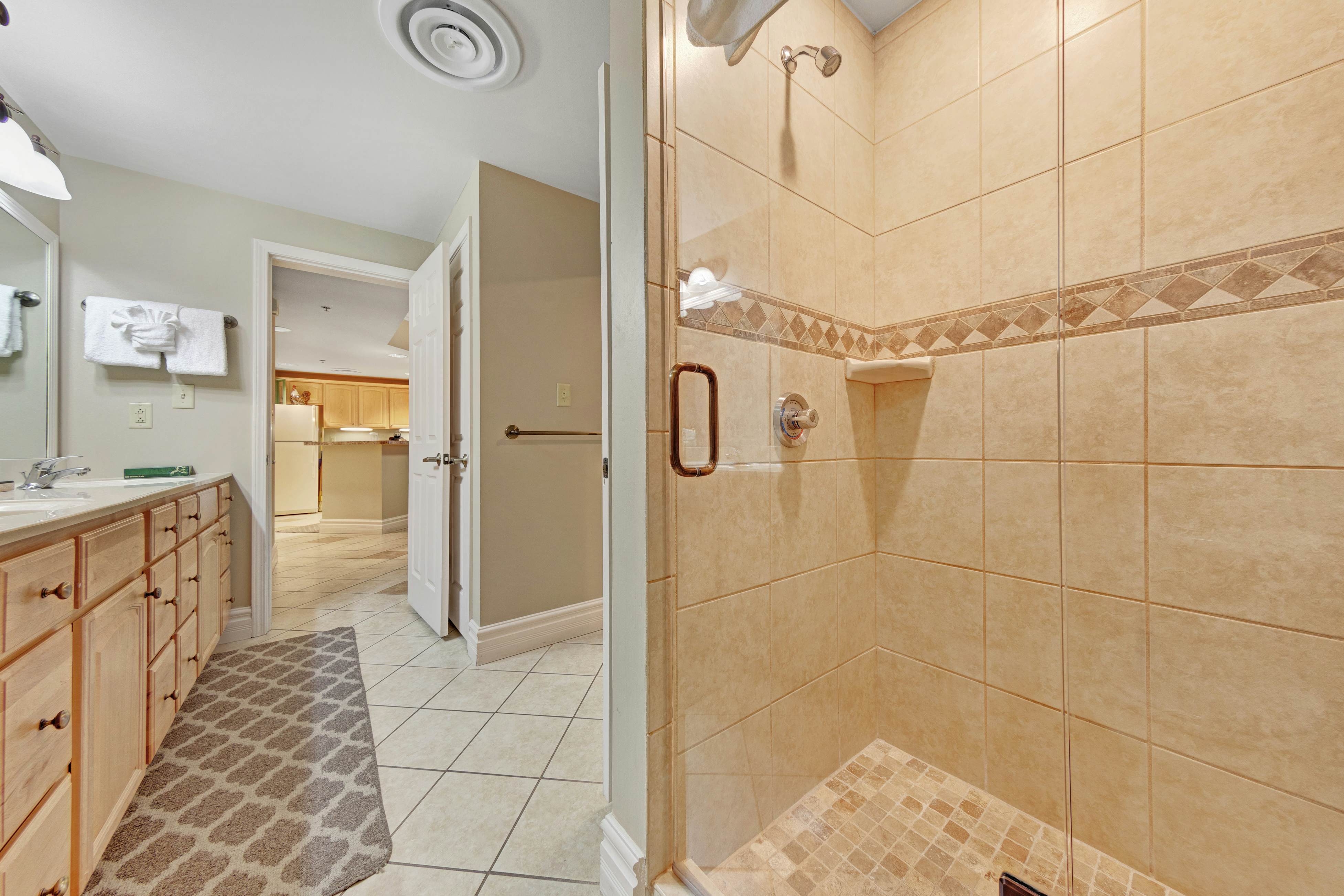 Luxe Downtown Condo, Sleeps 6・Fireplace・Jetted Tub