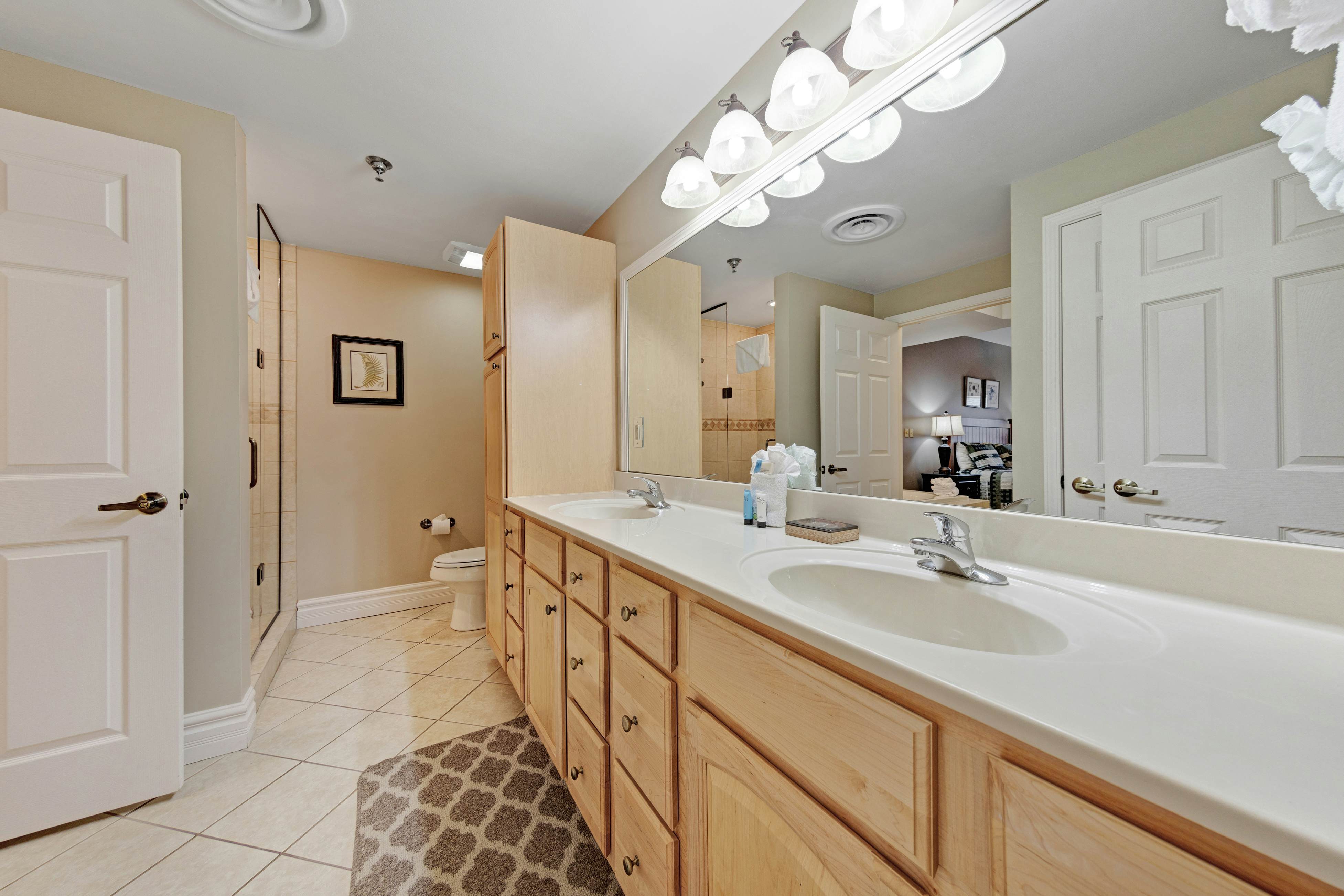 Luxe Downtown Condo, Sleeps 6・Fireplace・Jetted Tub