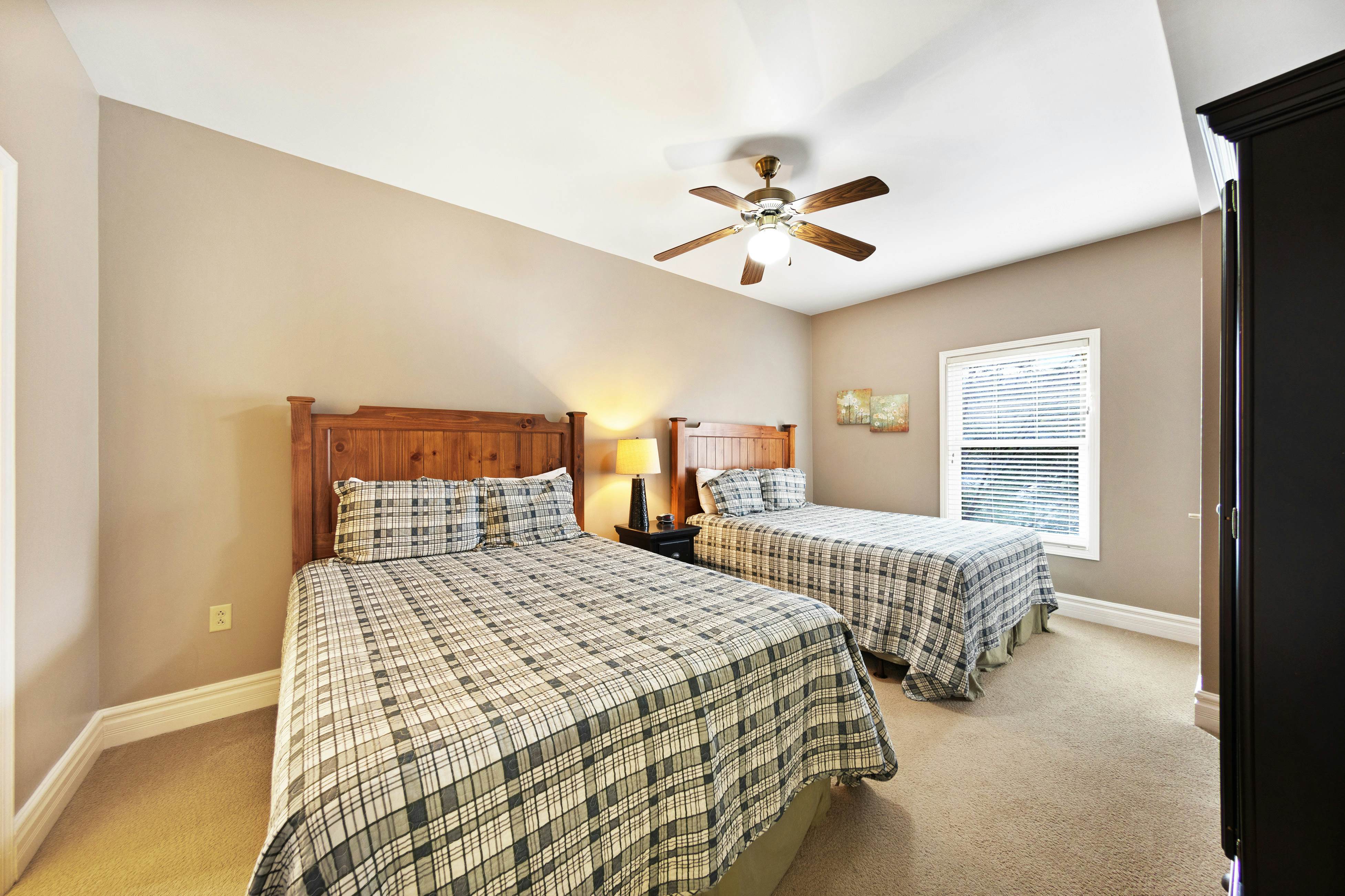 Luxe Downtown Condo, Sleeps 6・Fireplace・Jetted Tub