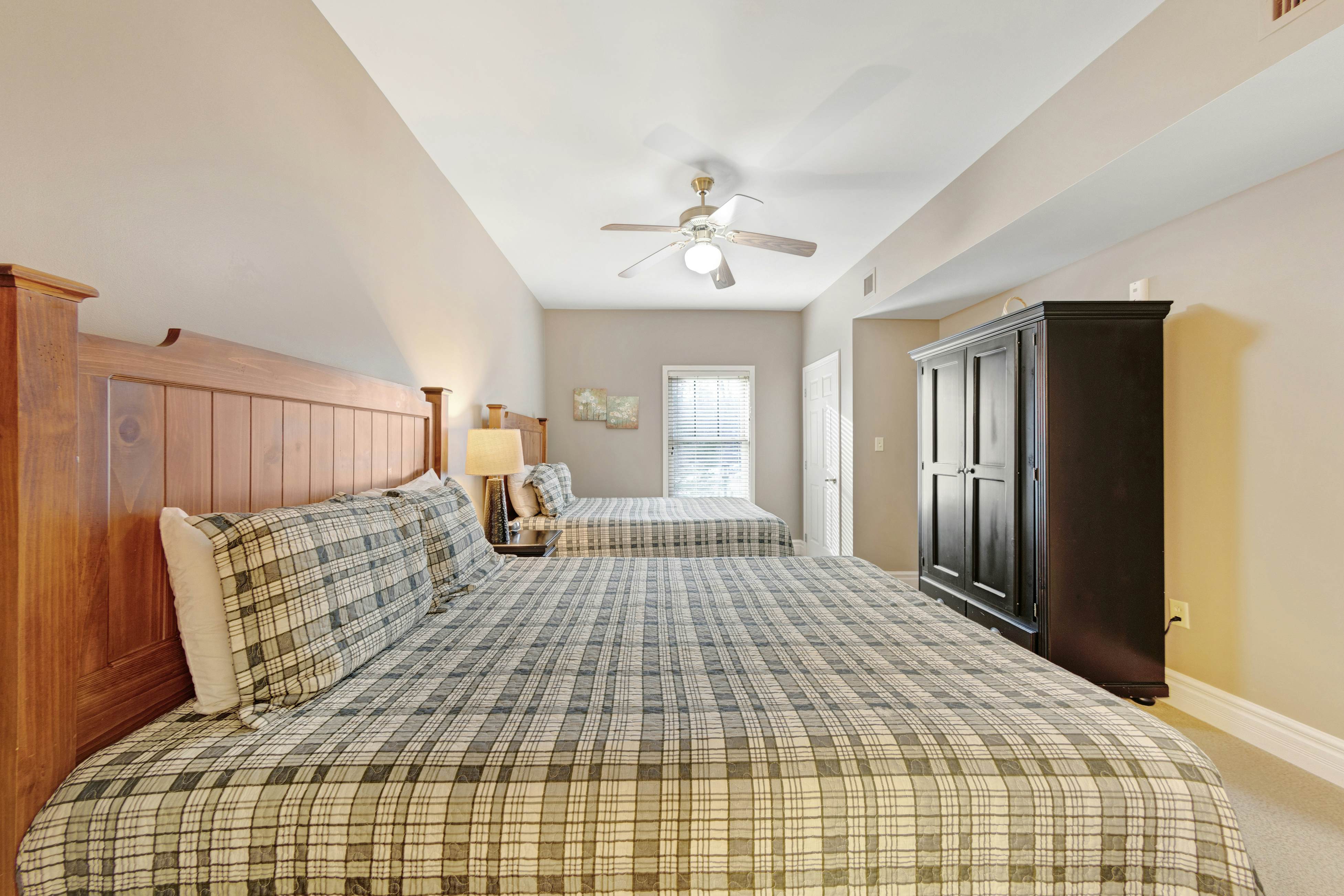 Luxe Downtown Condo, Sleeps 6・Fireplace・Jetted Tub