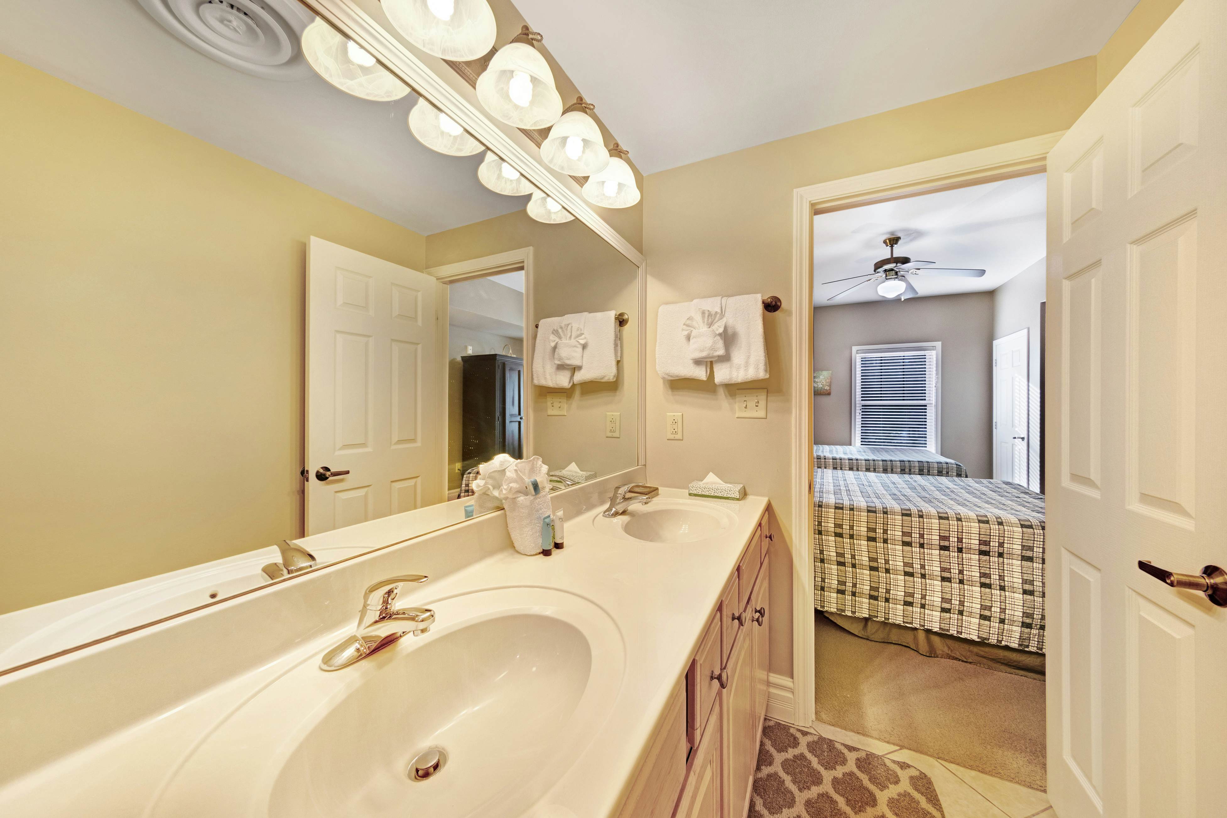 Luxe Downtown Condo, Sleeps 6・Fireplace・Jetted Tub