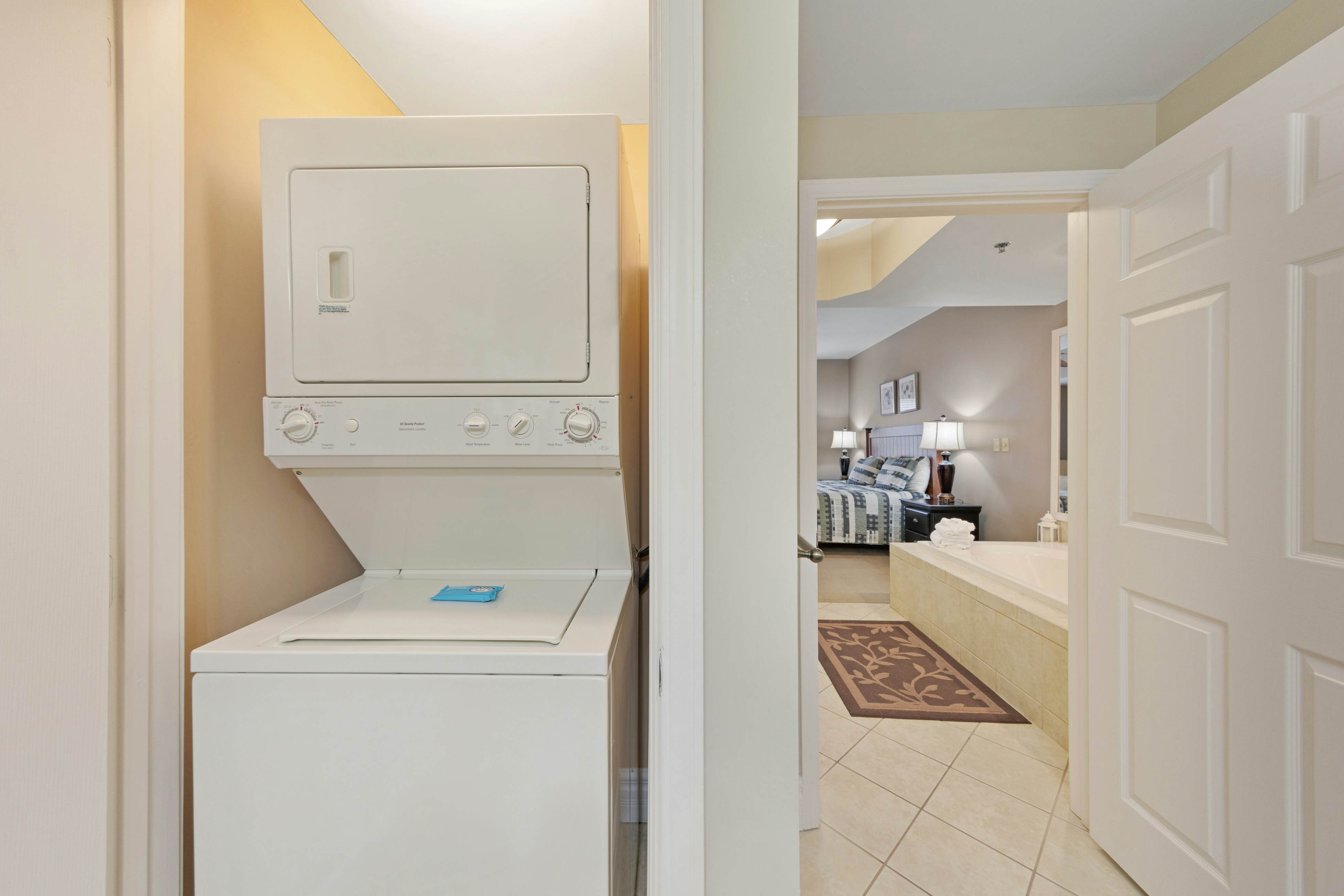 Luxe Downtown Condo, Sleeps 6・Fireplace・Jetted Tub