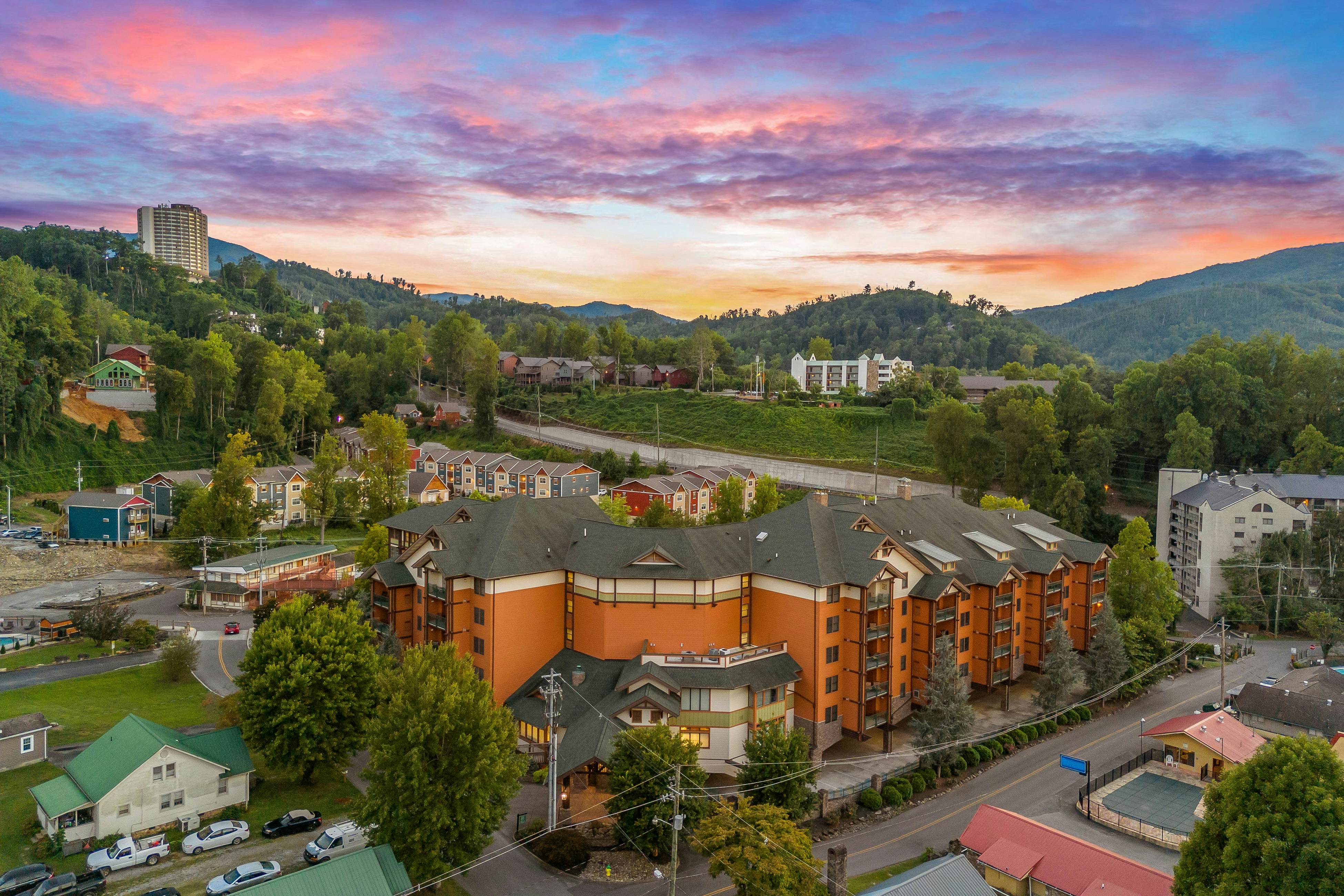 Luxe Downtown Condo, Sleeps 6・Fireplace・Jetted Tub