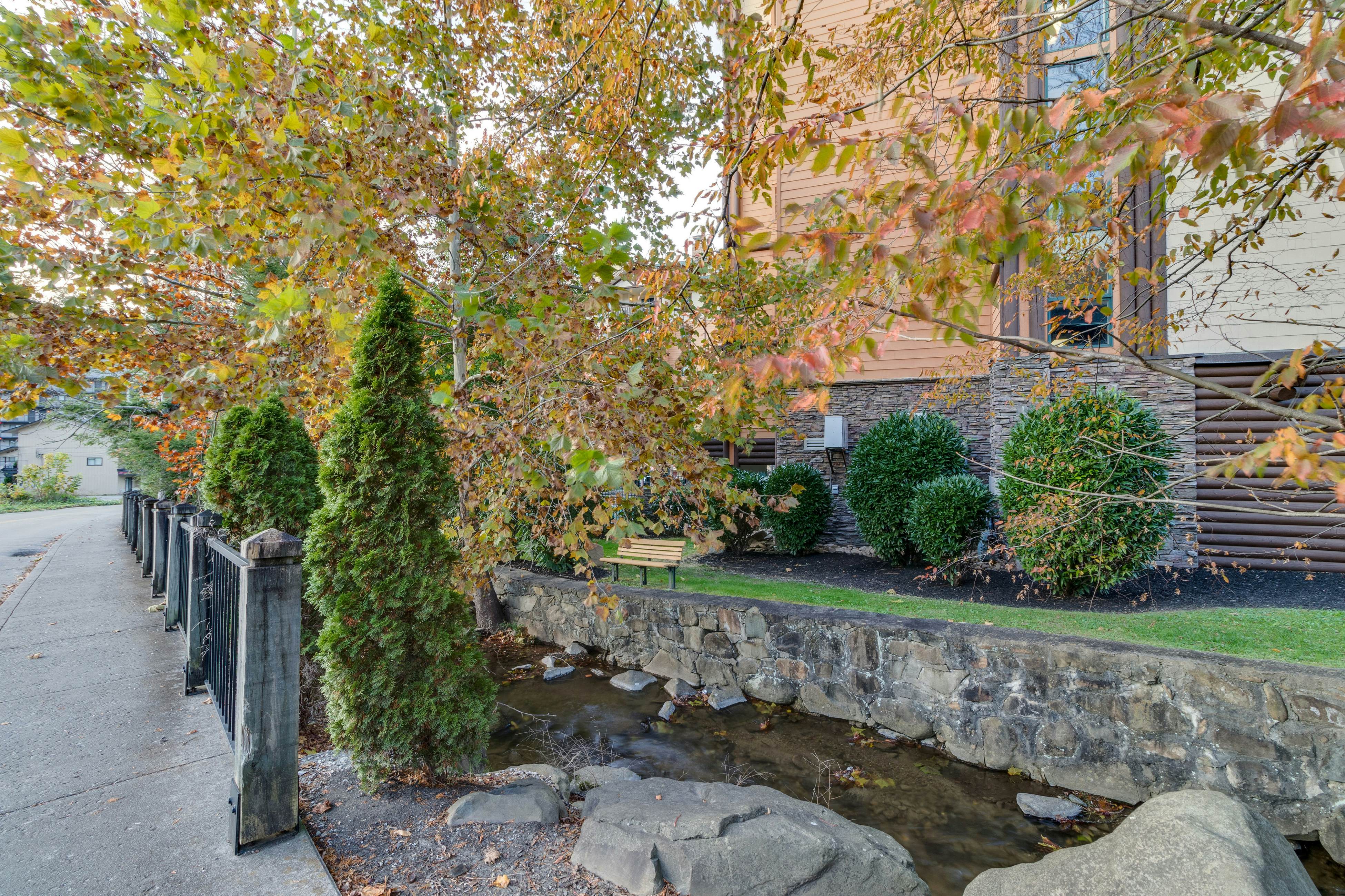 Luxe Downtown Condo, Sleeps 6・Fireplace・Jetted Tub