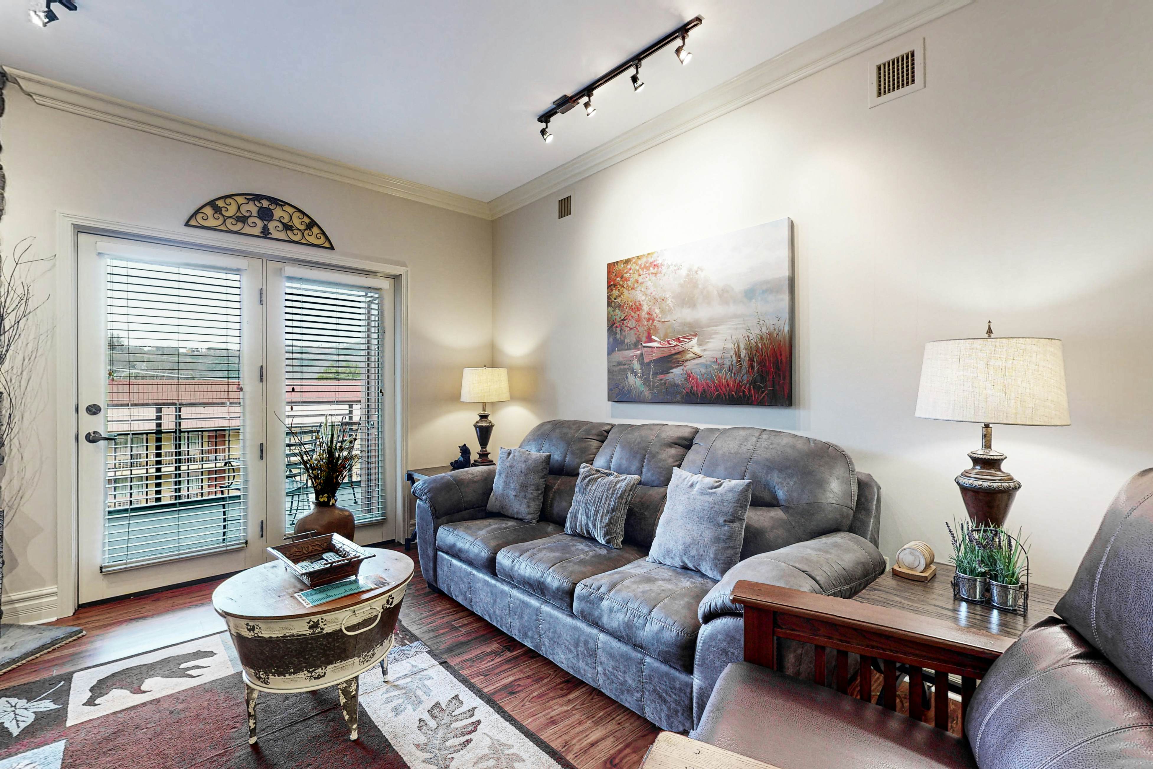 Chic Downtown Condo, Sleeps 6・Fireplace・Jetted Tub