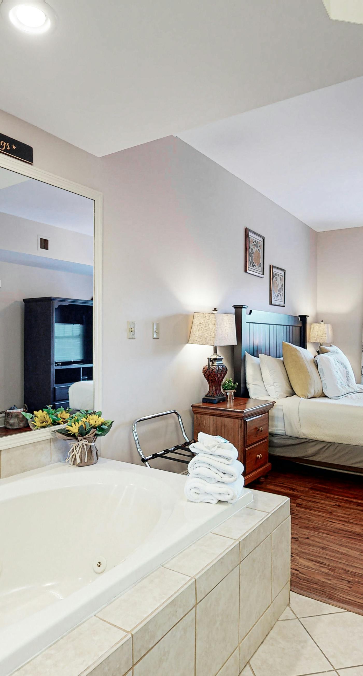 Heart of Gatlinburg, Walk to Parkway, Gym, Jetted Tub