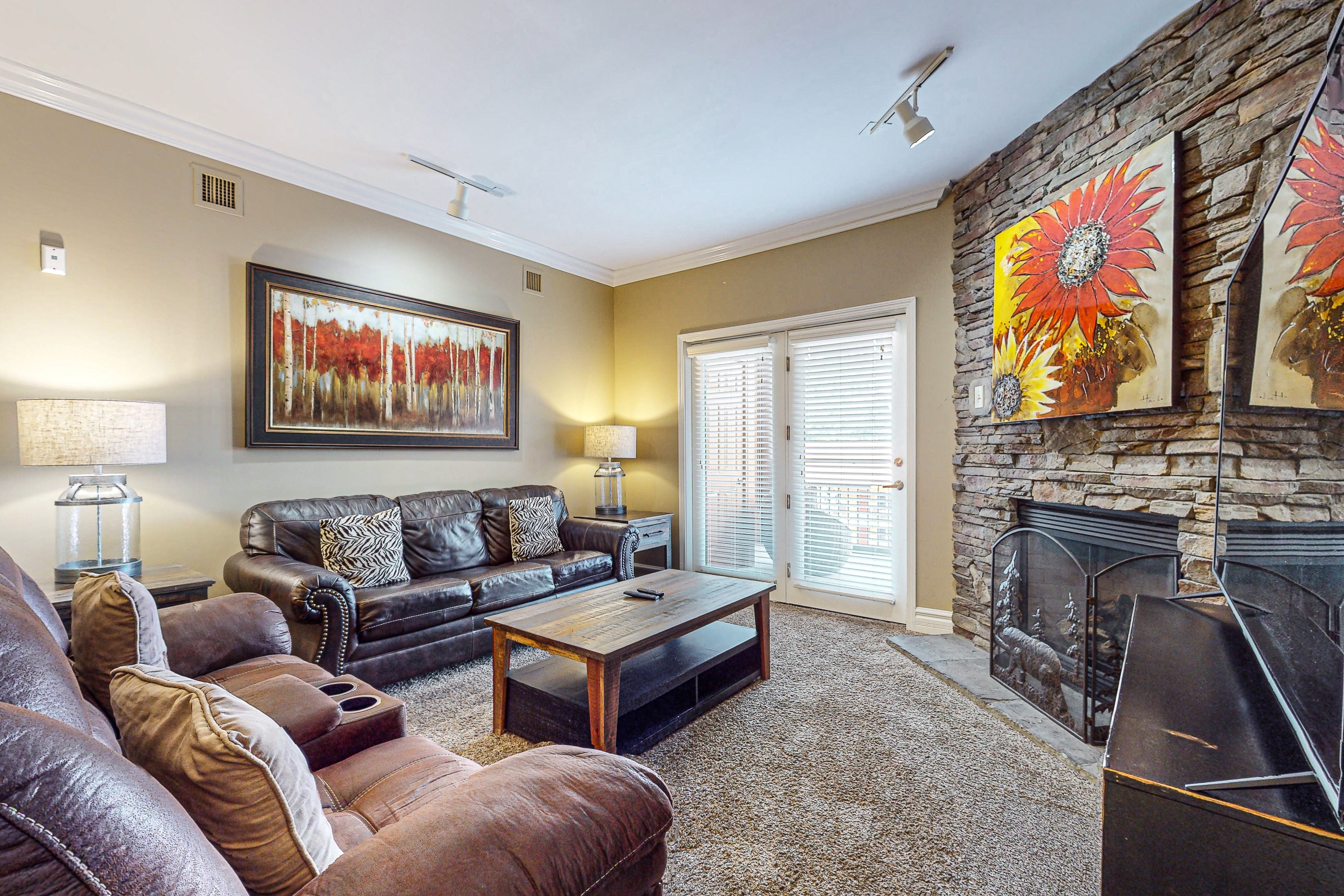 Charming Condo W Fireplace, Sleeps 8・Hot Tub・Gym