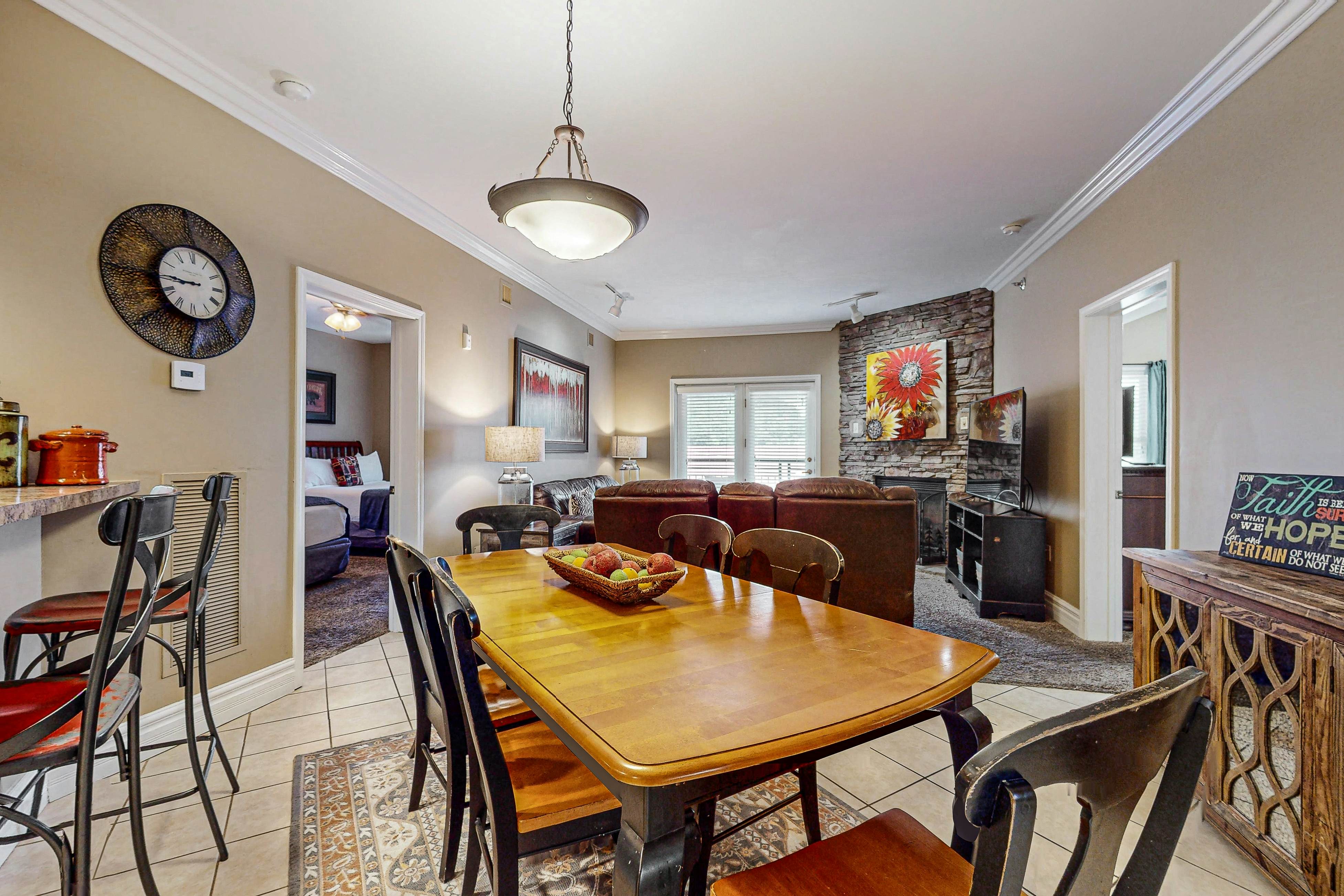 Charming Condo W Fireplace, Sleeps 8・Hot Tub・Gym