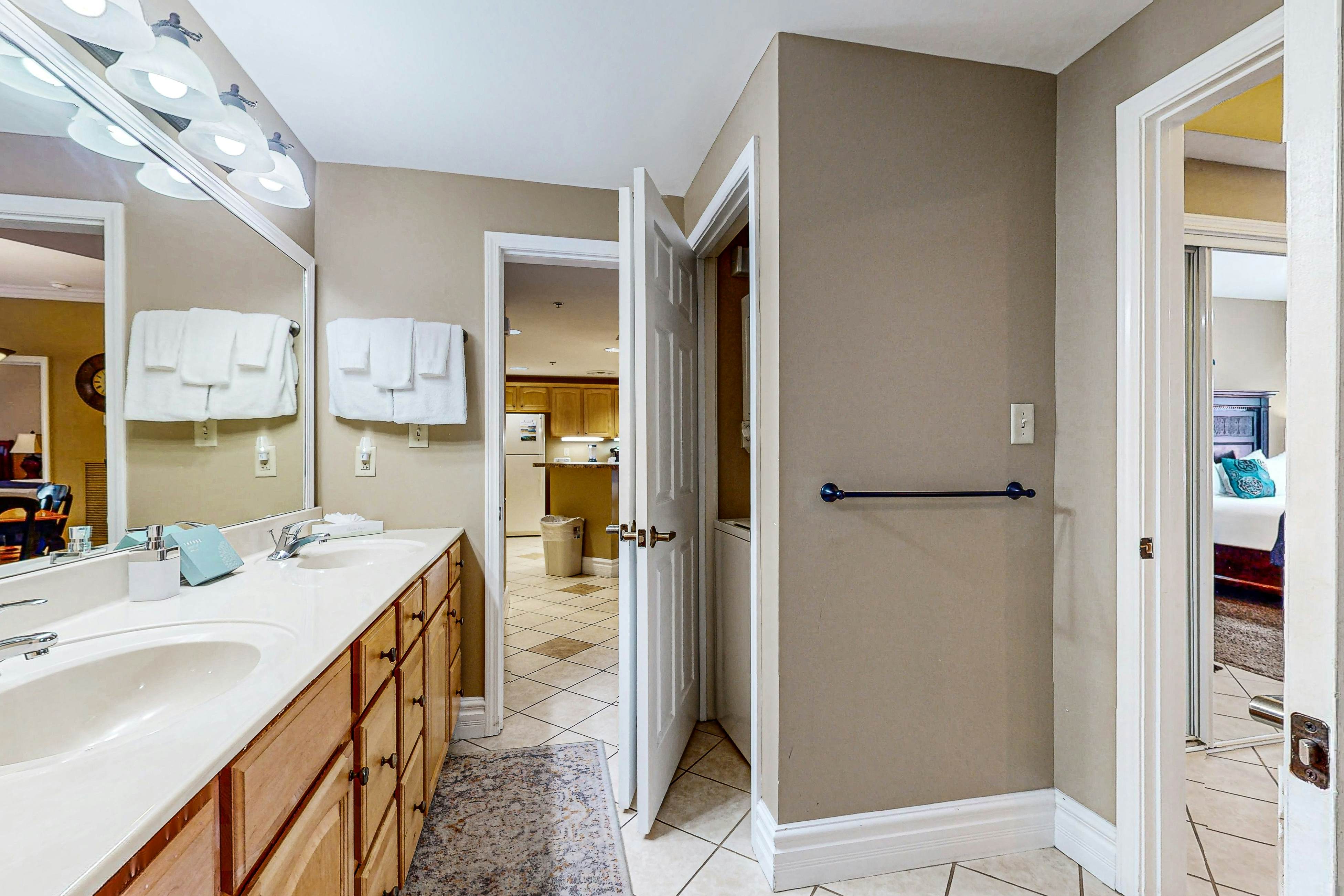 Charming Condo W Fireplace, Sleeps 8・Hot Tub・Gym