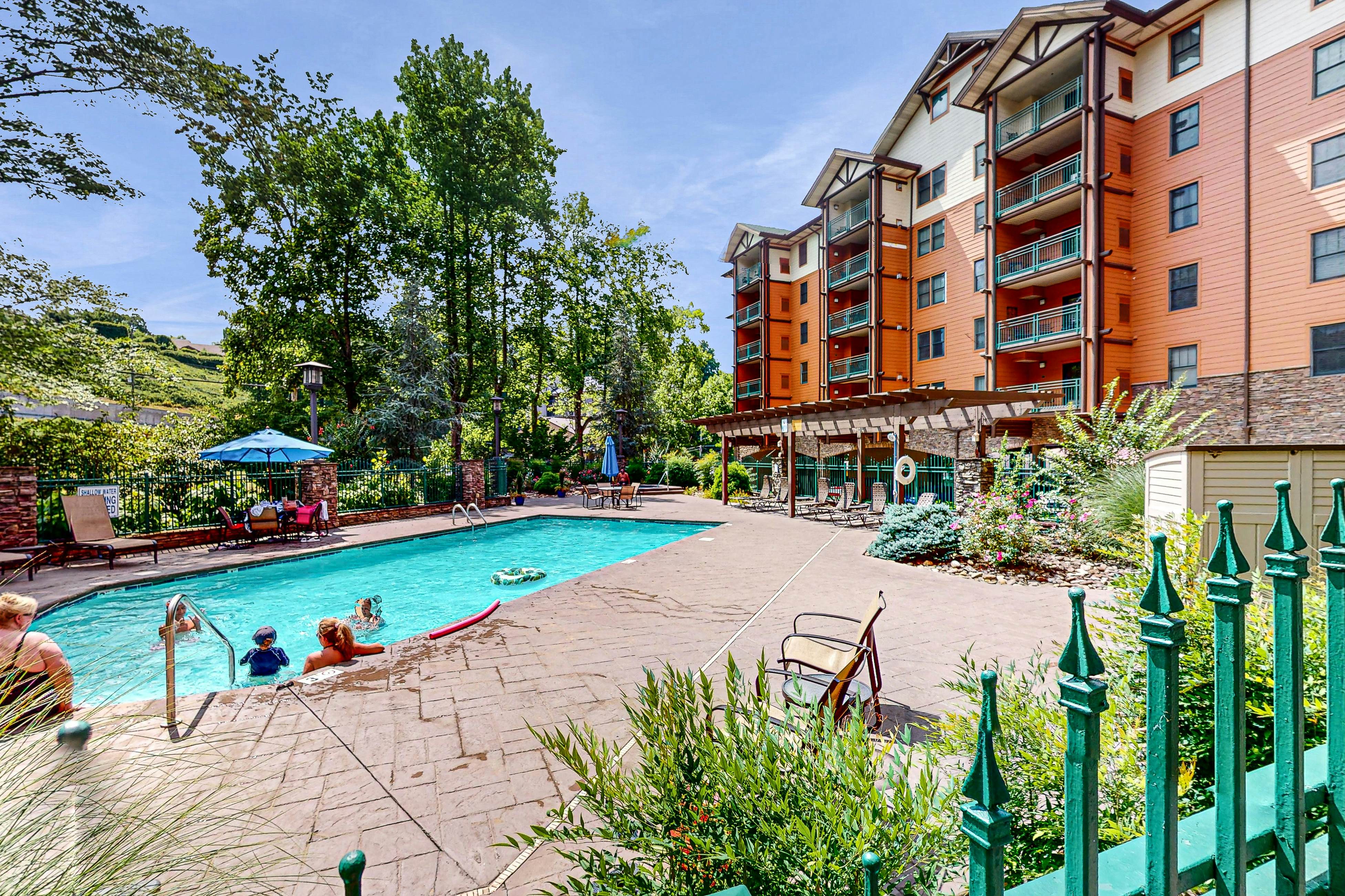 Charming Condo W Fireplace, Sleeps 8・Hot Tub・Gym