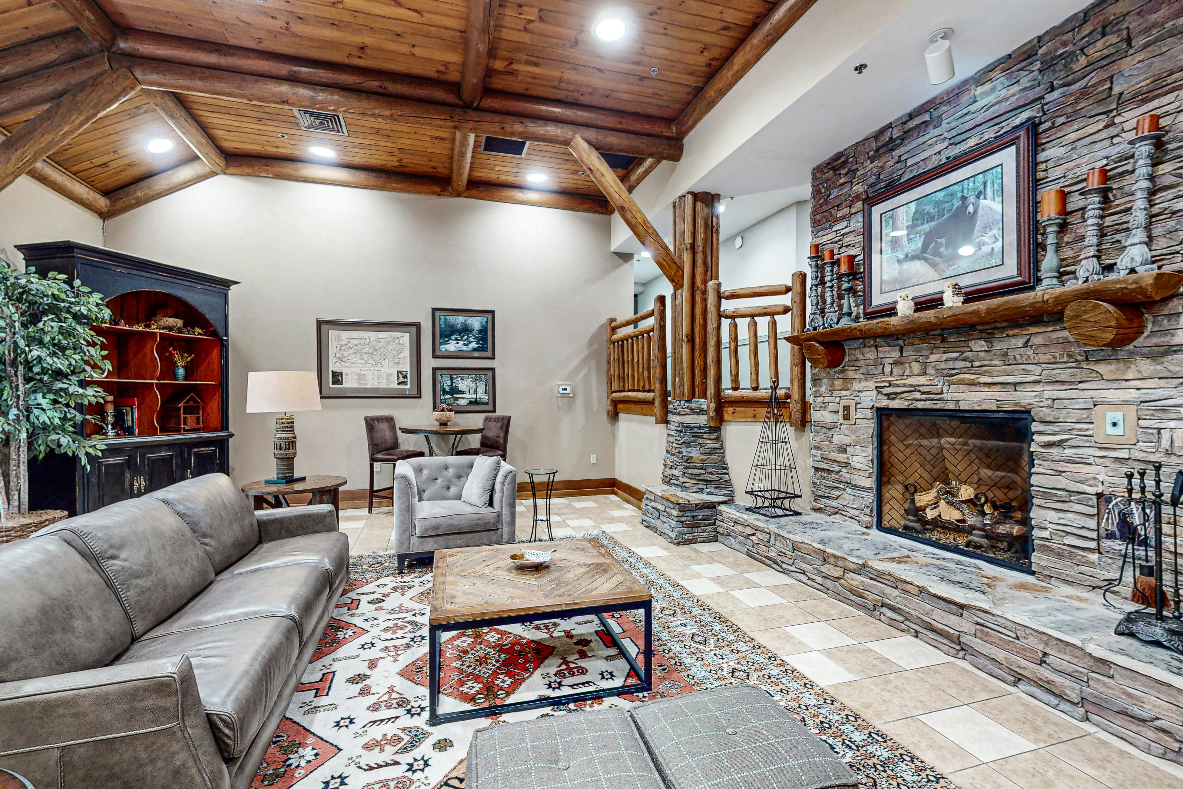 Charming Condo W Fireplace, Sleeps 8・Hot Tub・Gym