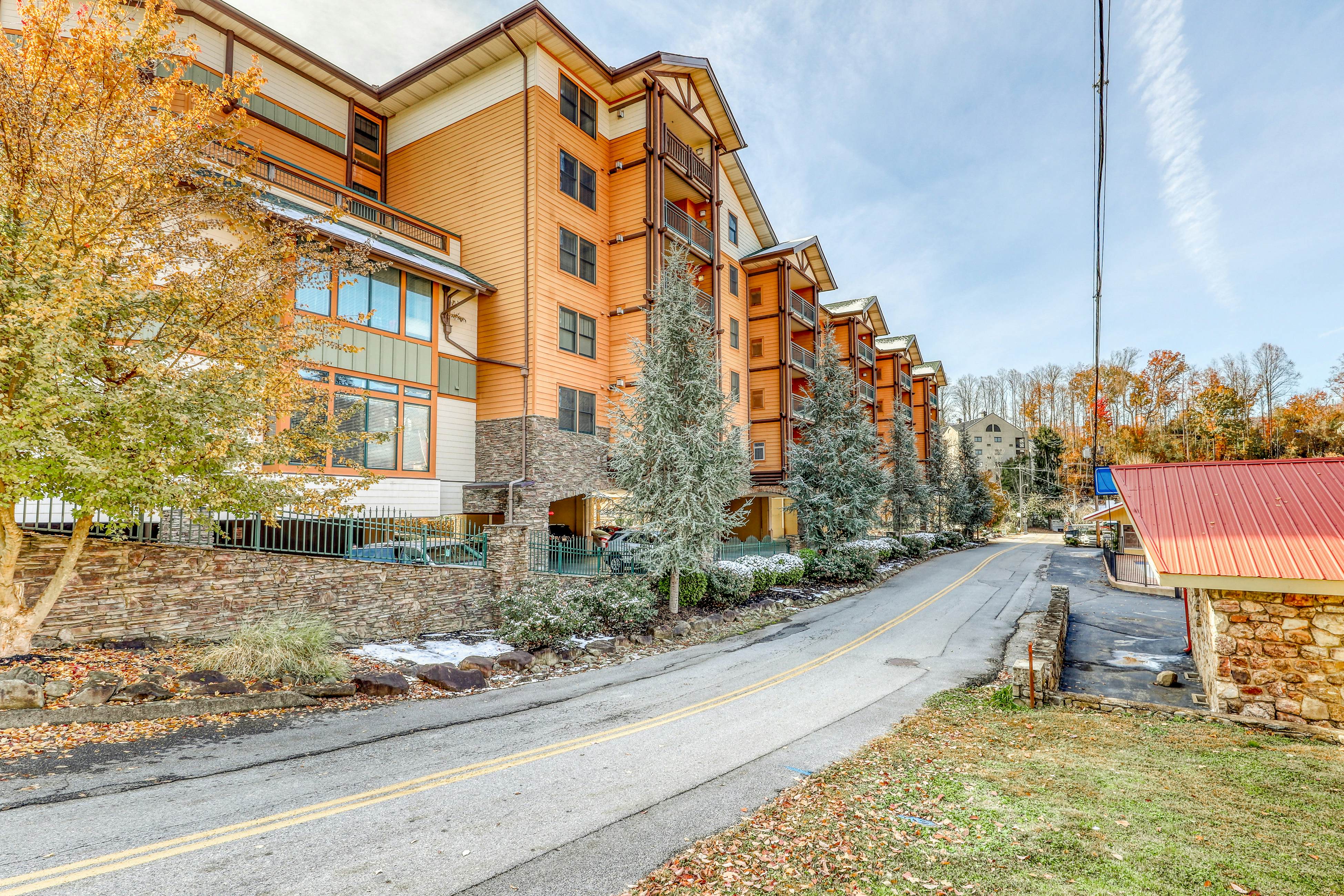 Charming Condo W Fireplace, Sleeps 8・Hot Tub・Gym