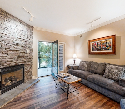 Inviting Downtown Condo, Sleep 8・Fireplace・Balcony