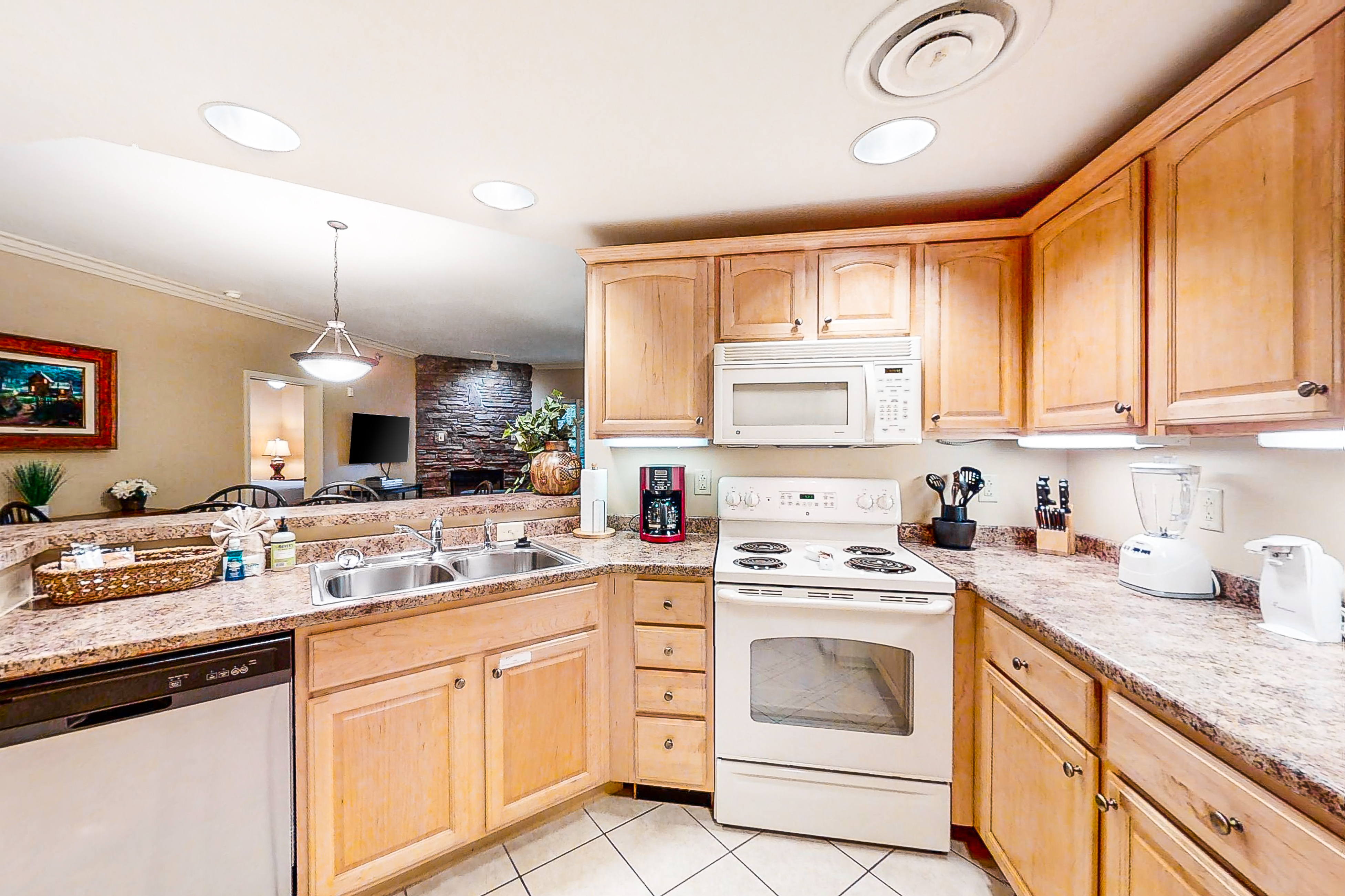 Inviting Downtown Condo, Sleep 8・Fireplace・Balcony