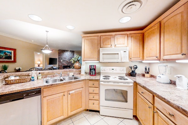 Inviting Downtown Condo, Sleep 8・Fireplace・Balcony