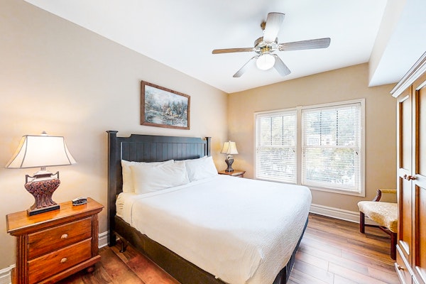 Inviting Downtown Condo, Sleep 8・Fireplace・Balcony