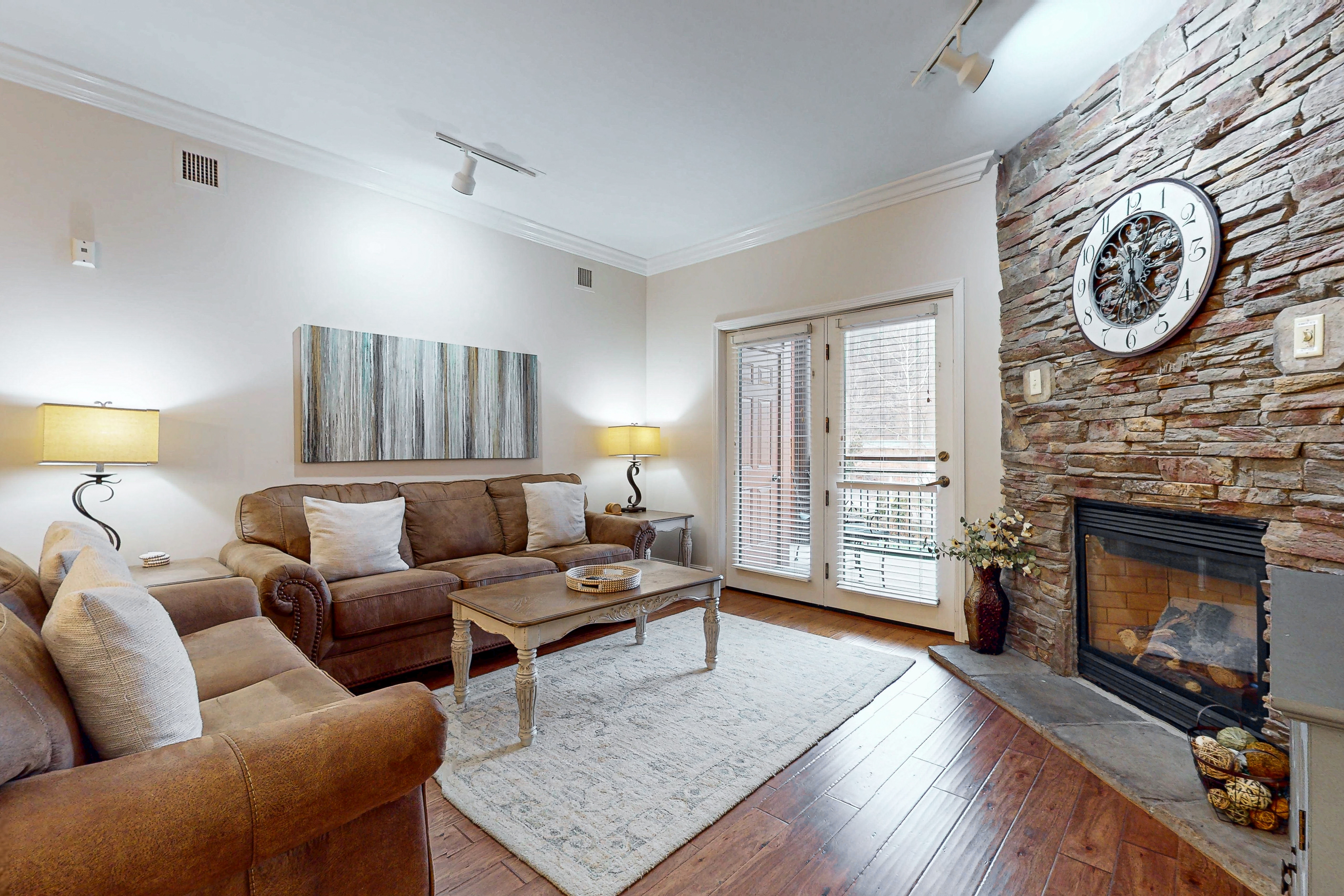 Luxe Condo W Balcony, Sleeps 6, Fireplace, Hot Tub