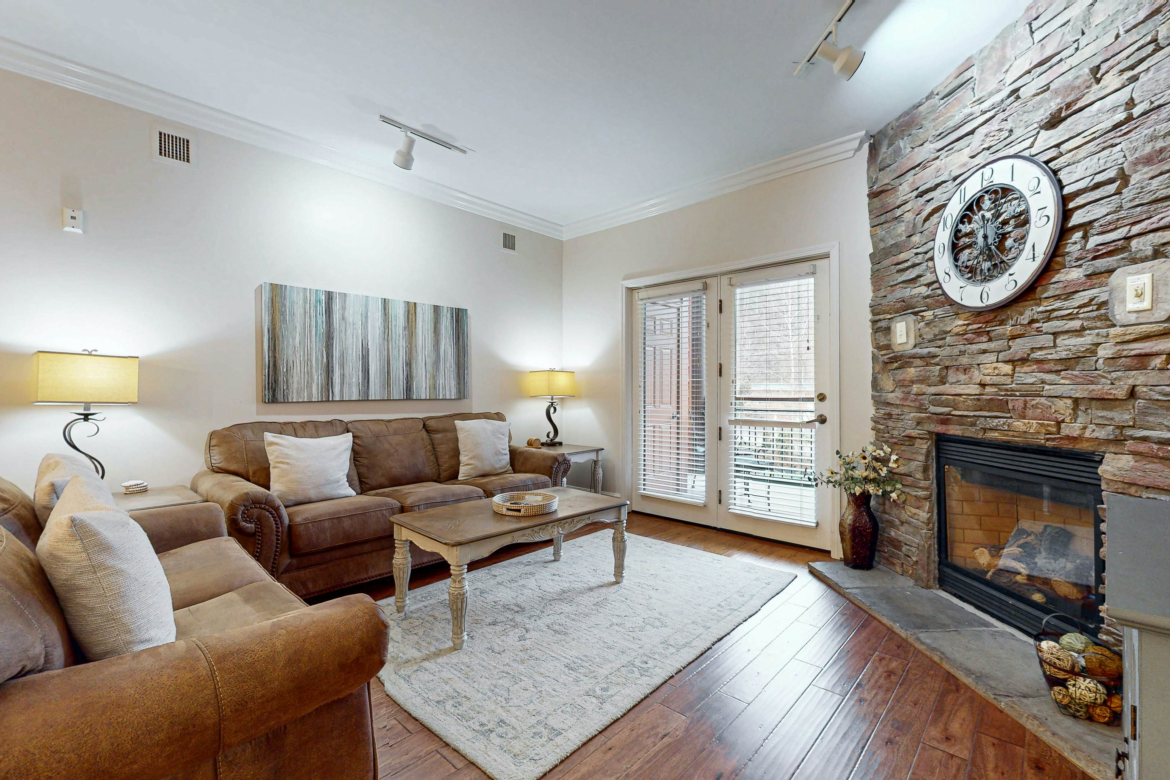 Luxe Condo W Balcony, Sleeps 6, Fireplace, Hot Tub