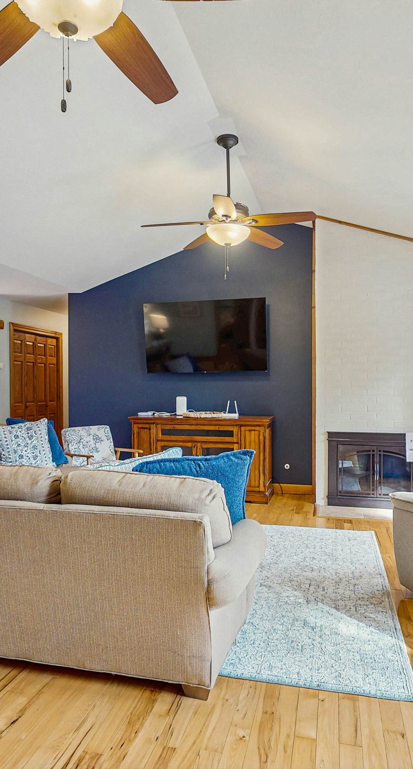 Serene Home, Sleeps 14, Dock, Waterslide, Near Marina