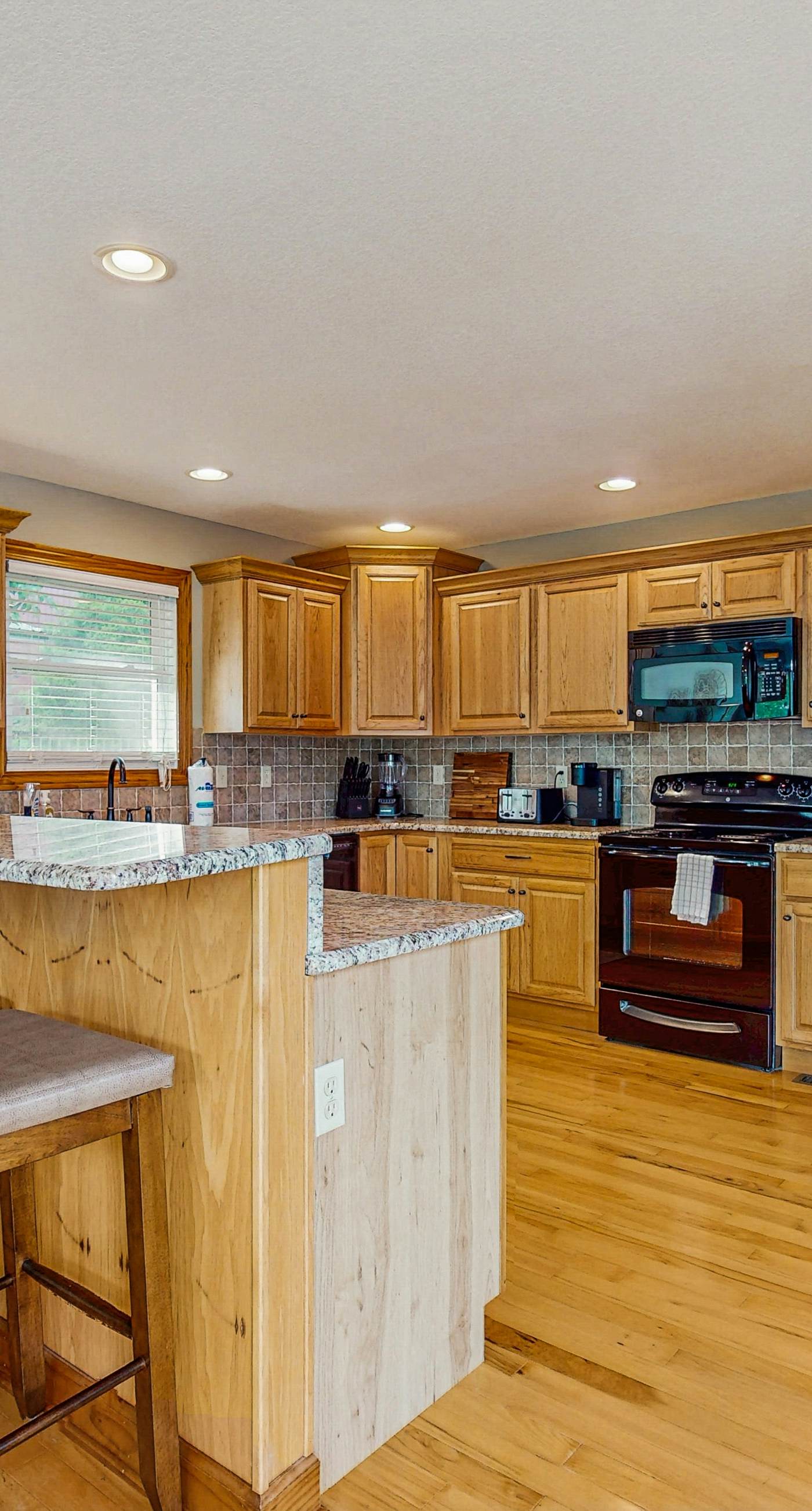 Serene Home, Sleeps 14, Dock, Waterslide, Near Marina