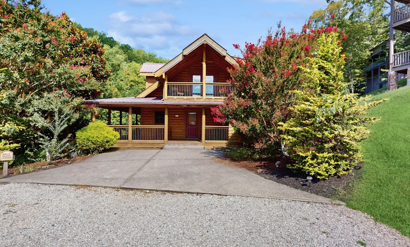 Cozy Lakeside Cabin, Sleeps 18, Game Room, Grill