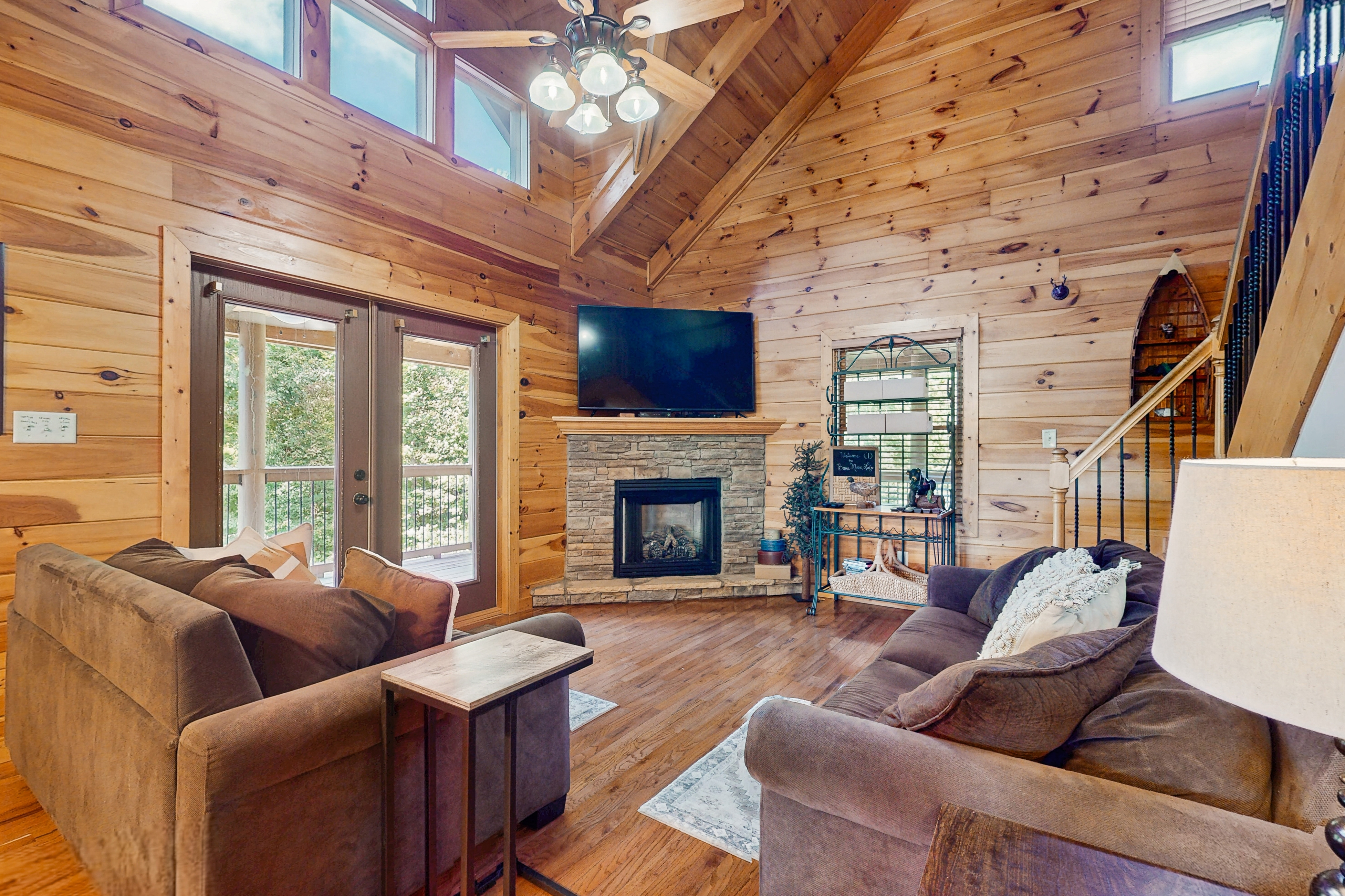 Cozy Lakeside Cabin, Sleeps 18, Game Room, Grill