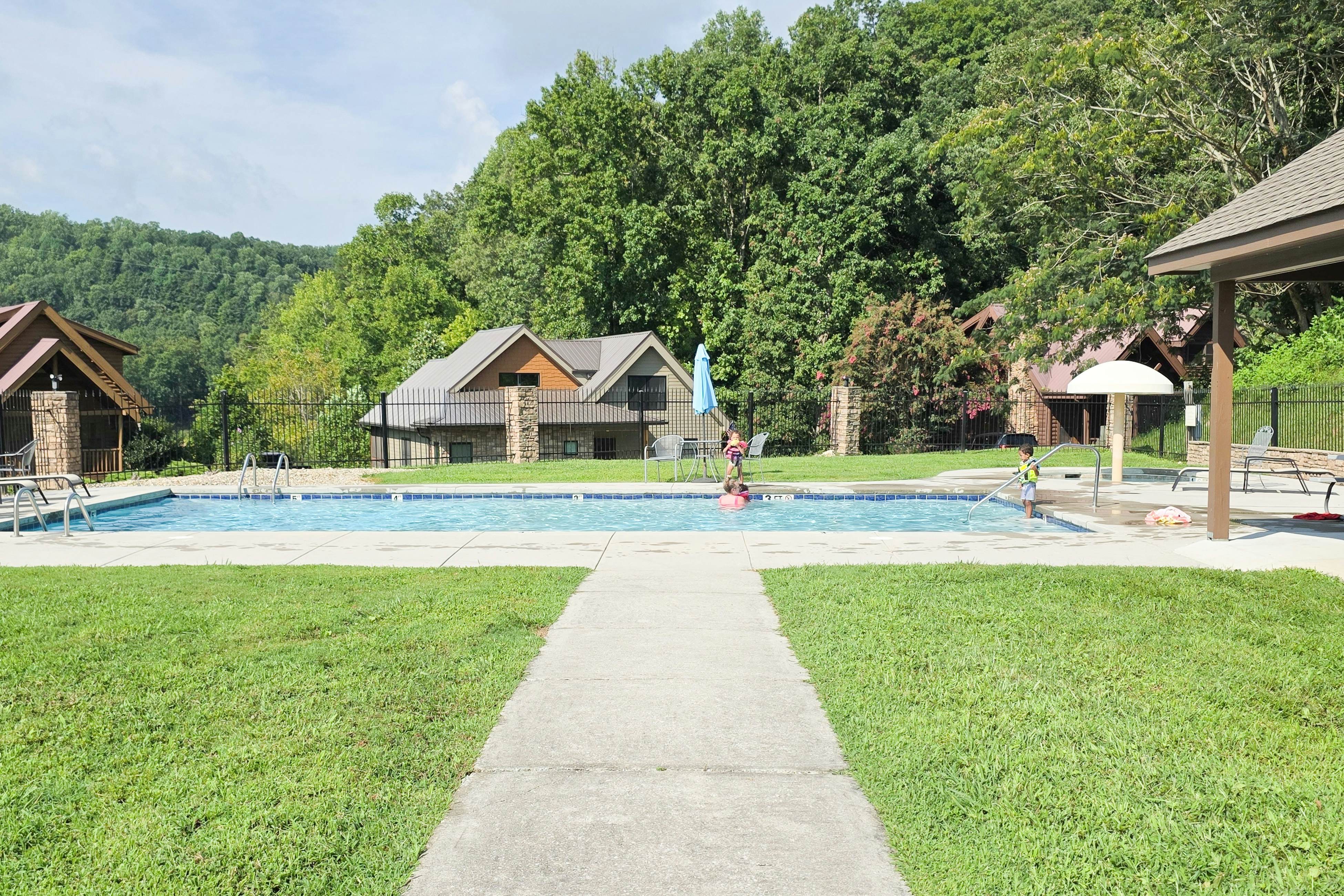 Cozy Lakeside Cabin, Sleeps 18, Game Room, Grill