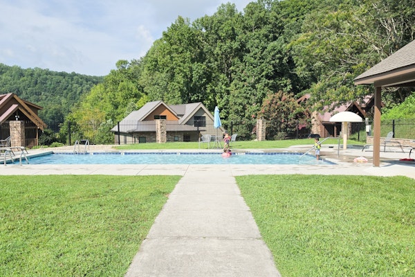 Cozy Lakeside Cabin, Sleeps 18, Game Room, Grill