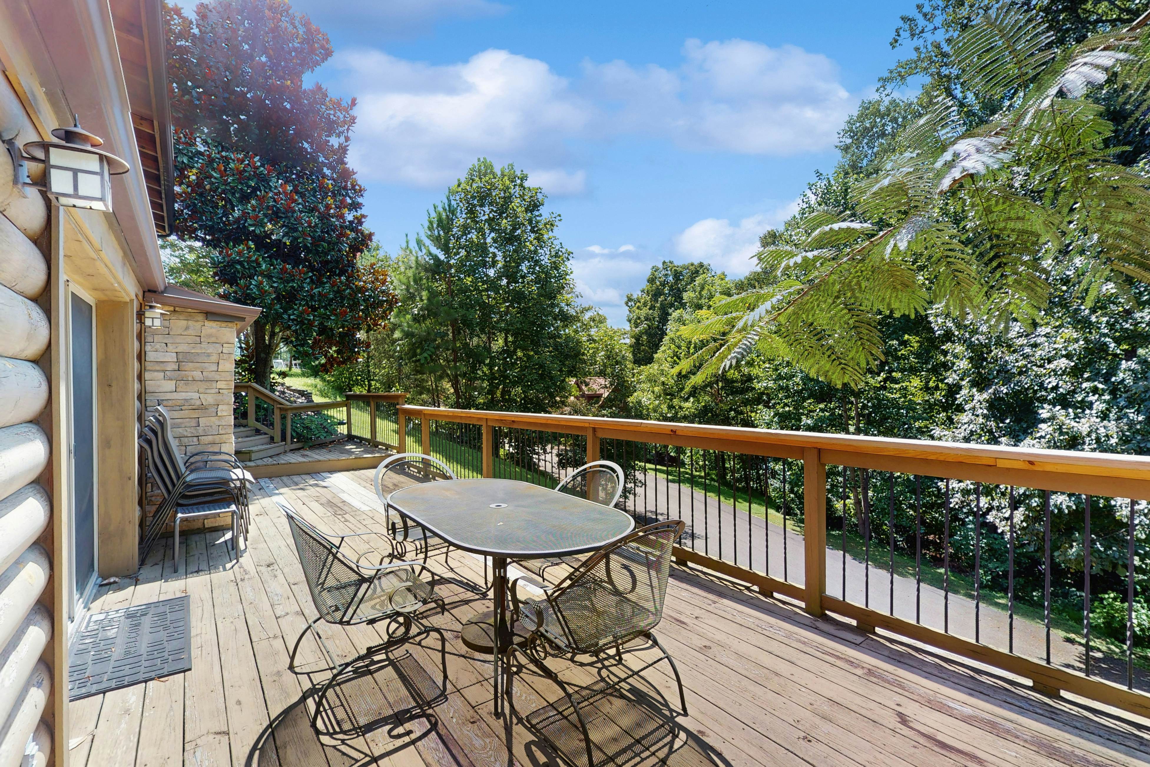 Cozy Lakeside Cabin, Sleeps 18, Game Room, Grill