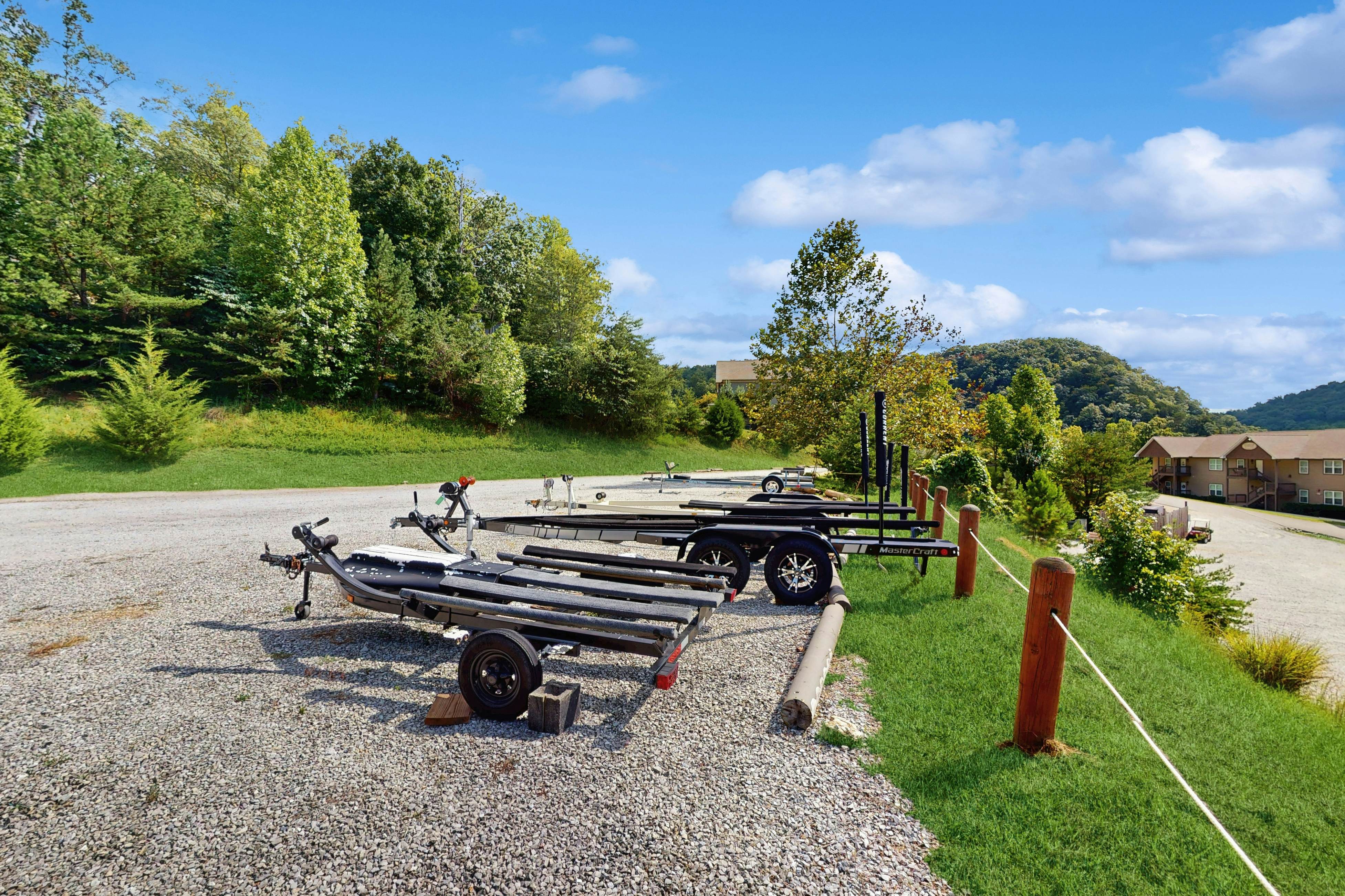 Cozy Lakeside Cabin, Sleeps 18, Game Room, Grill