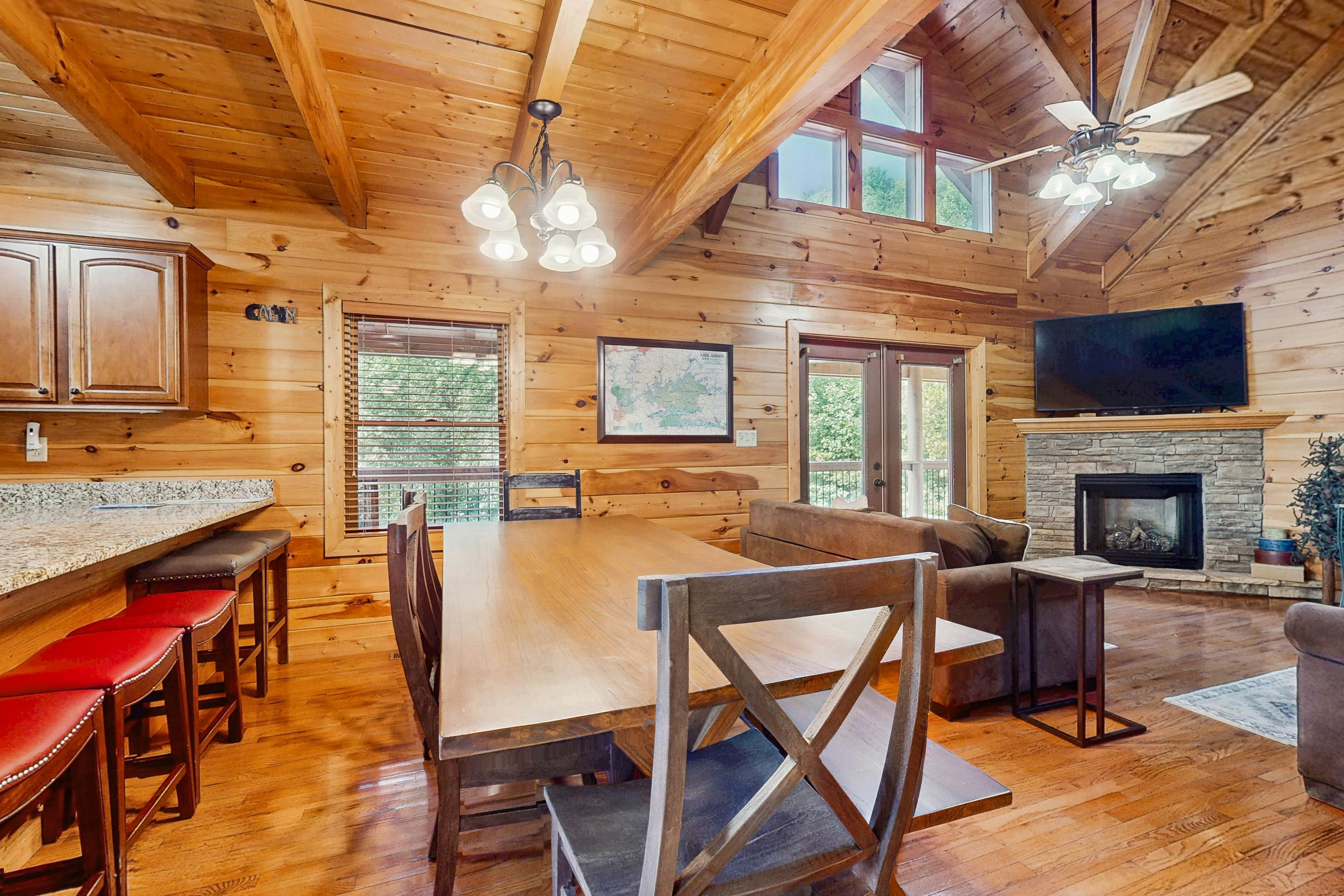 Cozy Lakeside Cabin, Sleeps 18, Game Room, Grill