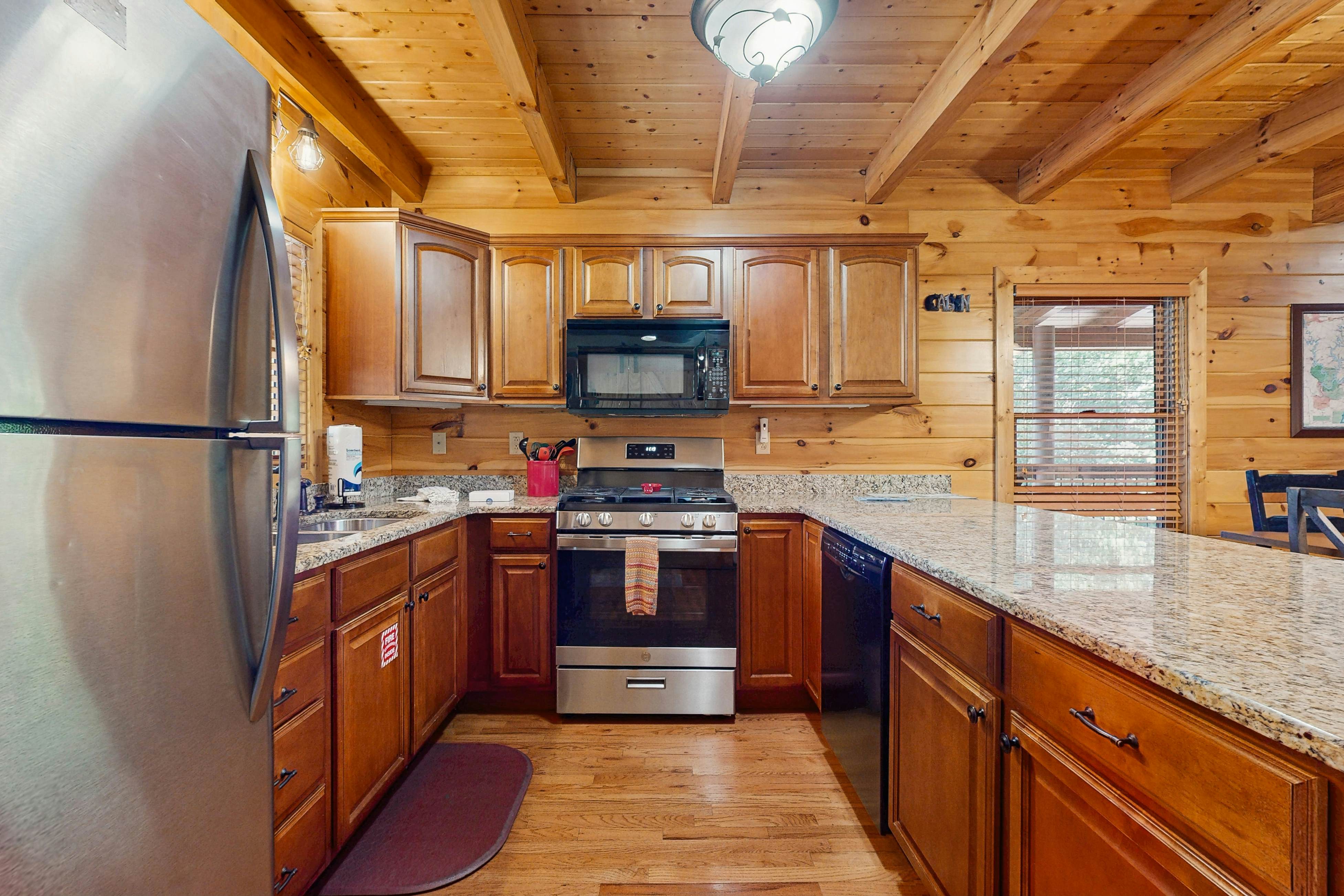 Cozy Lakeside Cabin, Sleeps 18, Game Room, Grill