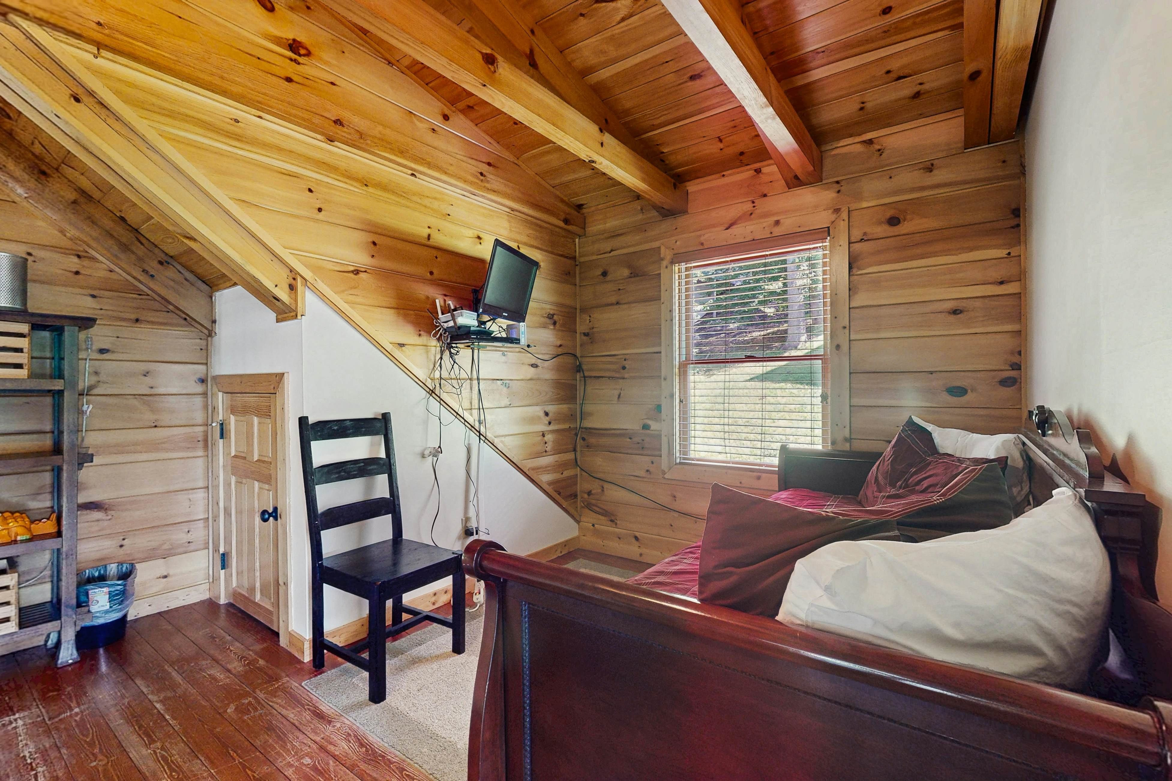 Cozy Lakeside Cabin, Sleeps 18, Game Room, Grill