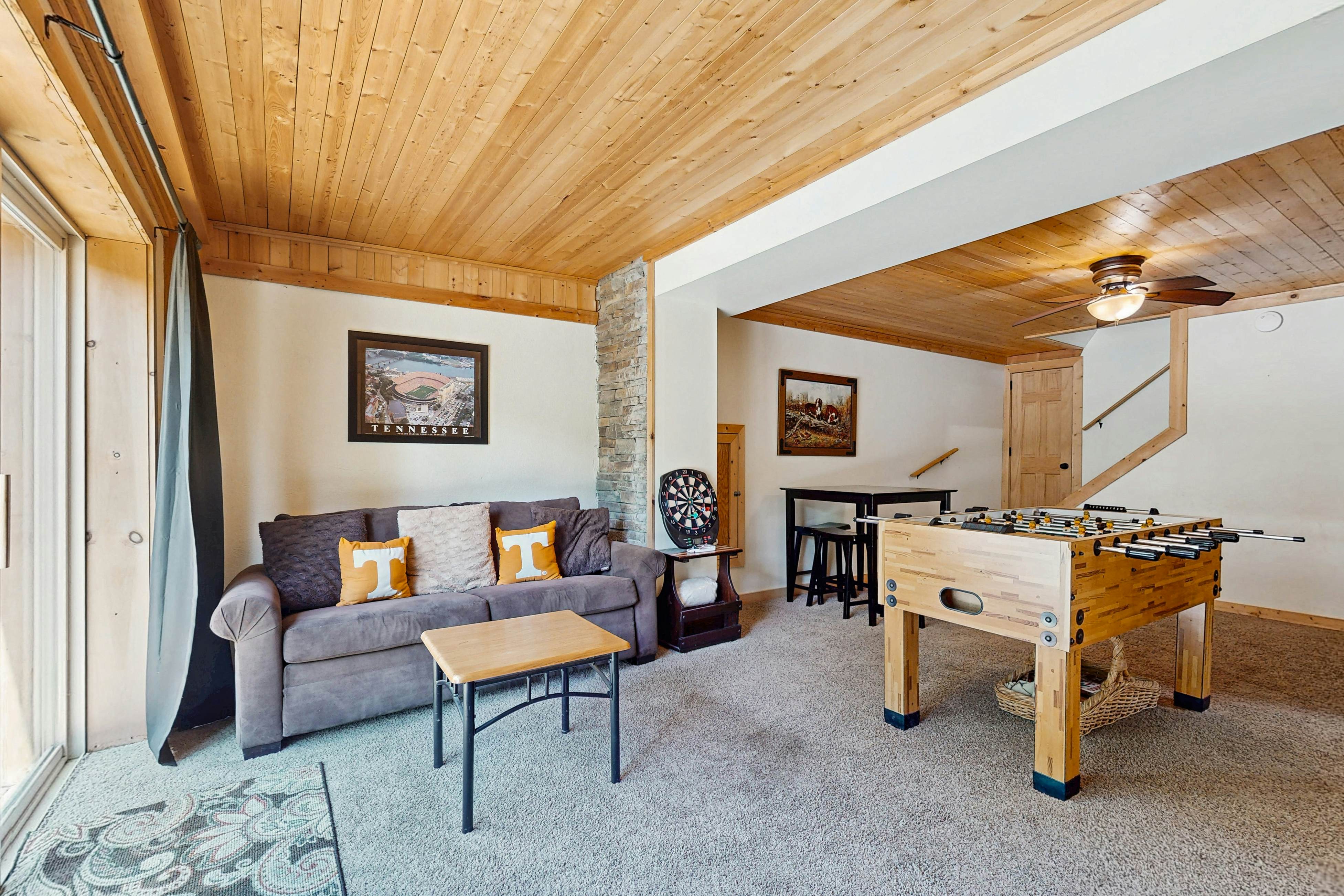 Cozy Lakeside Cabin, Sleeps 18, Game Room, Grill