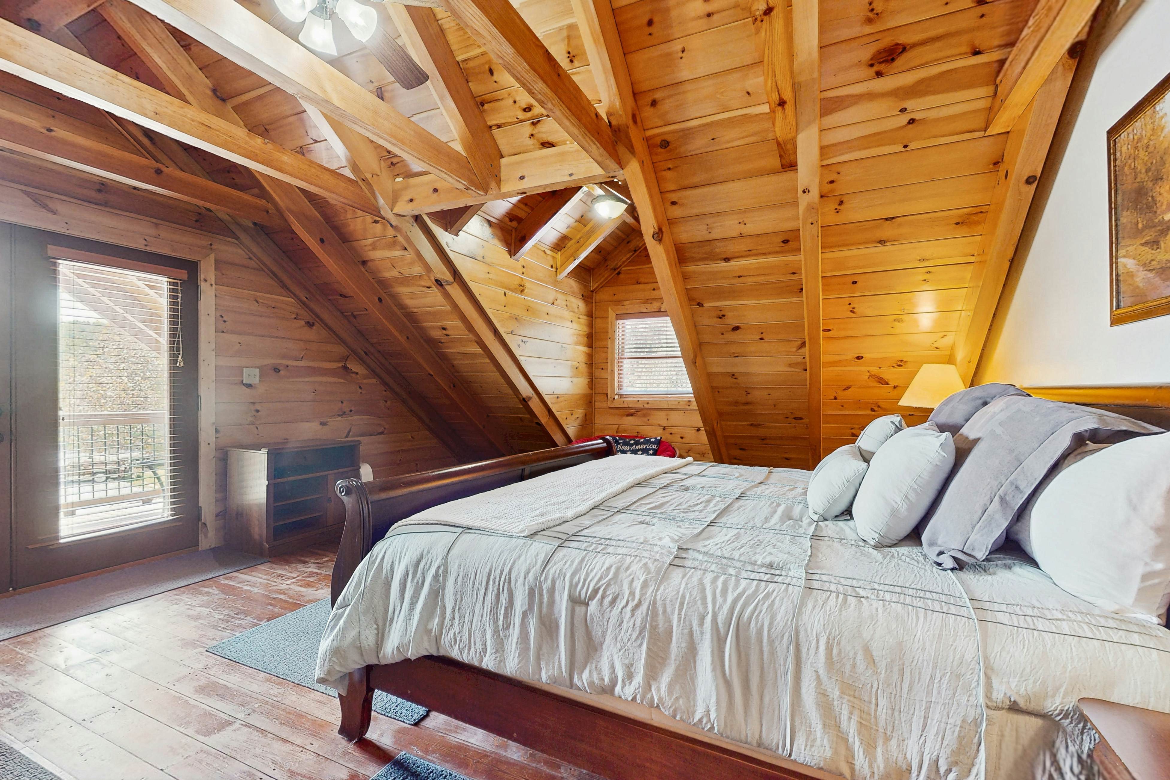 Cozy Lakeside Cabin, Sleeps 18, Game Room, Grill