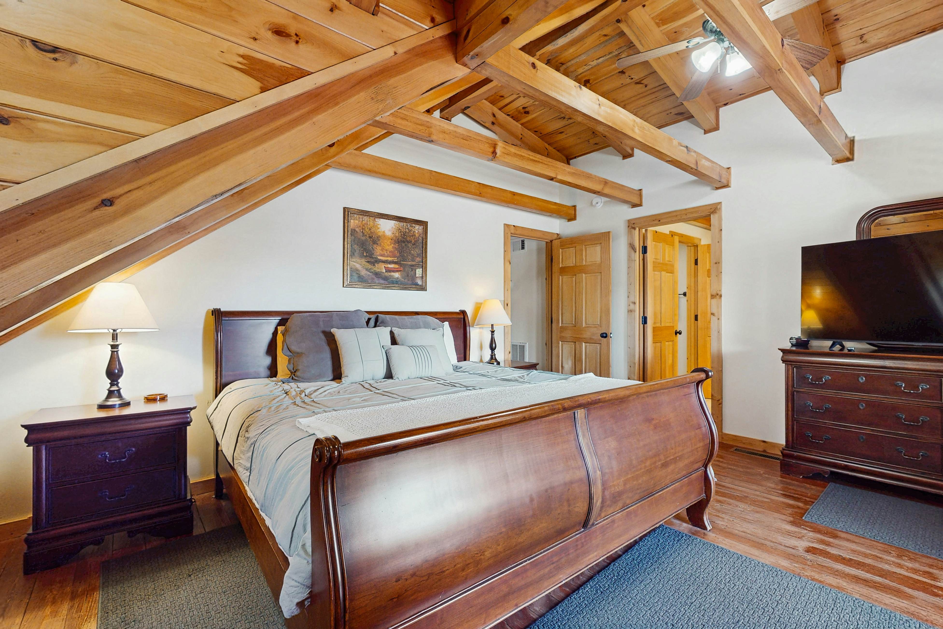 Cozy Lakeside Cabin, Sleeps 18, Game Room, Grill