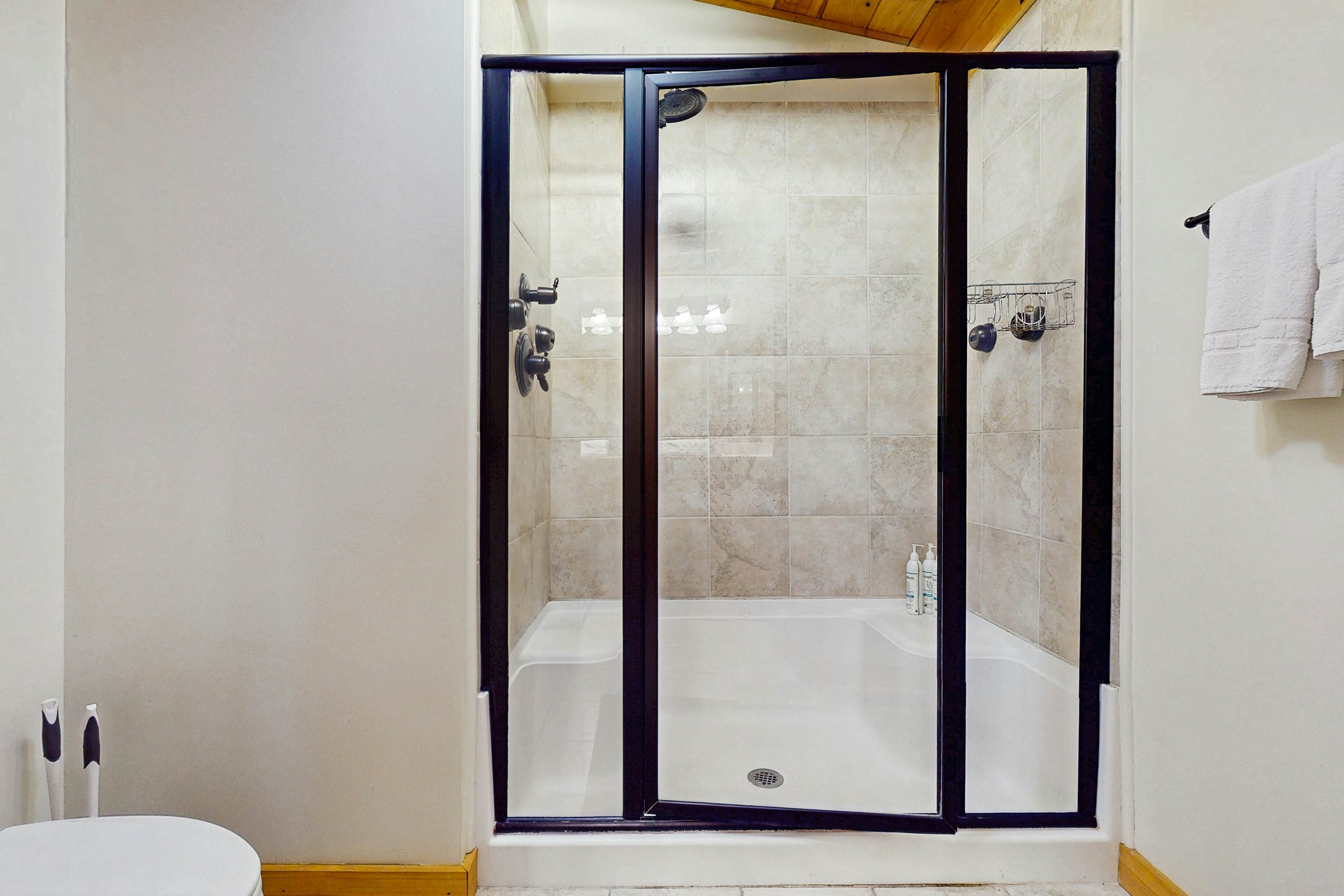 Cozy Lakeside Cabin, Sleeps 18, Game Room, Grill