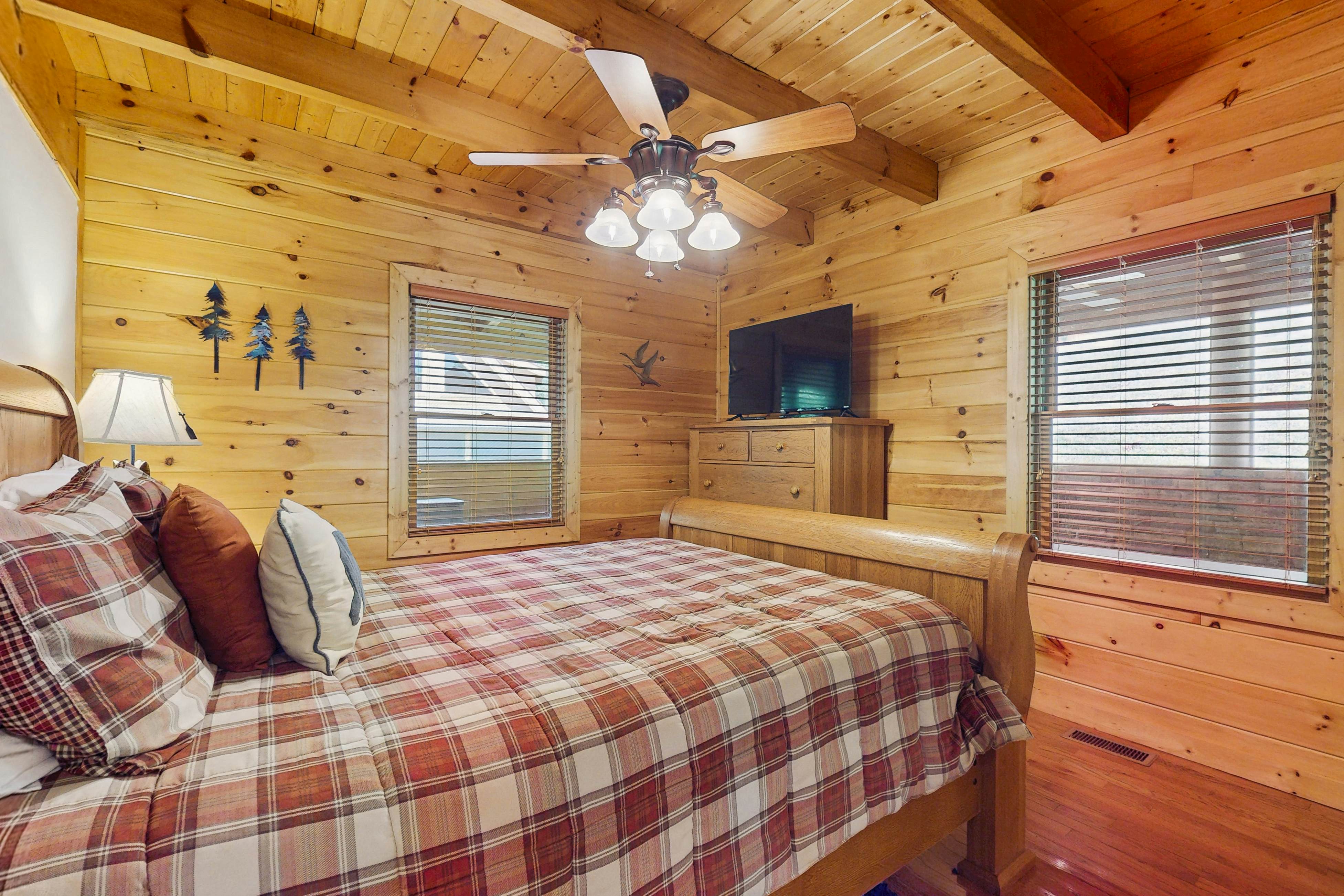 Cozy Lakeside Cabin, Sleeps 18, Game Room, Grill