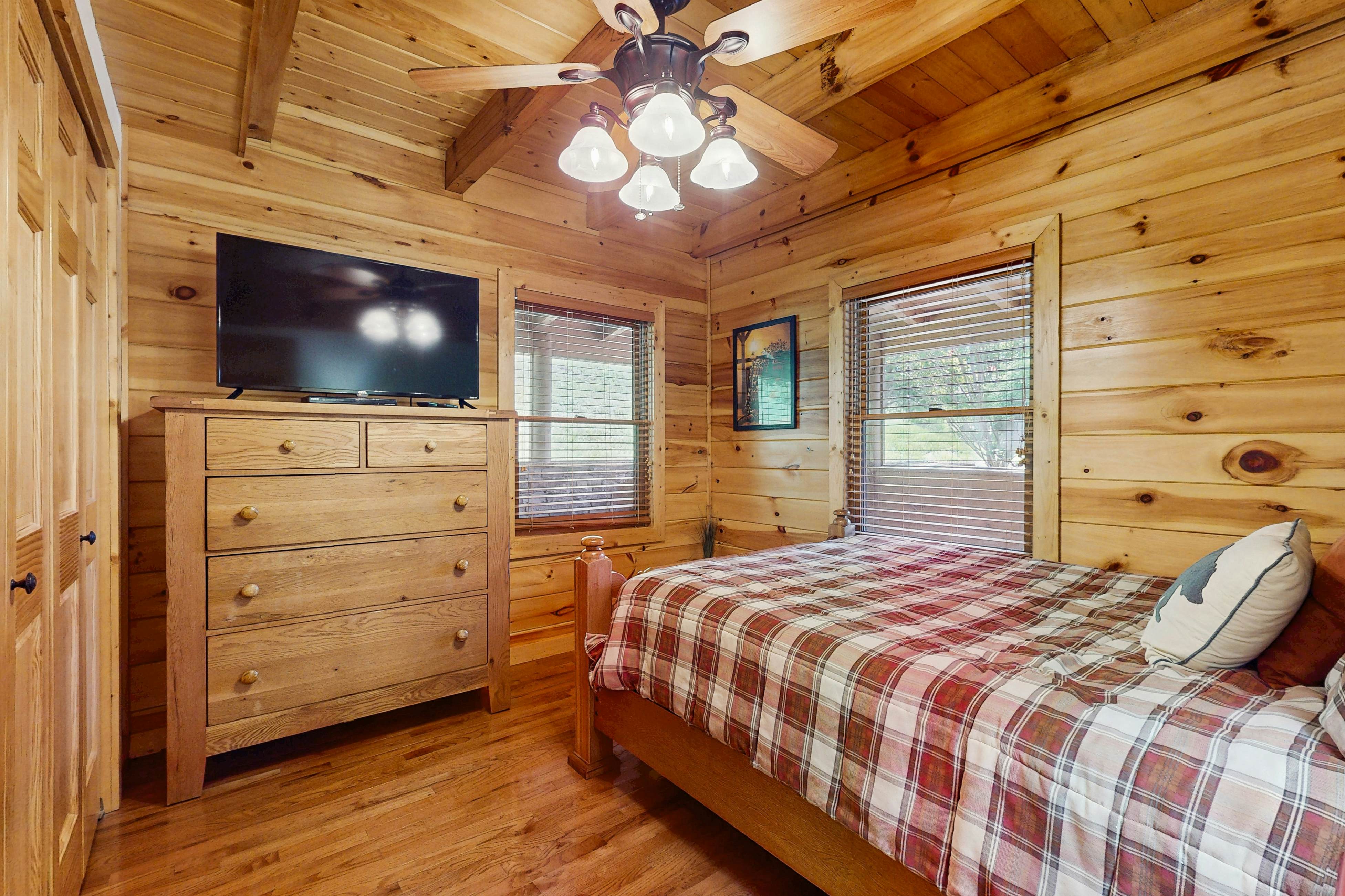Cozy Lakeside Cabin, Sleeps 18, Game Room, Grill