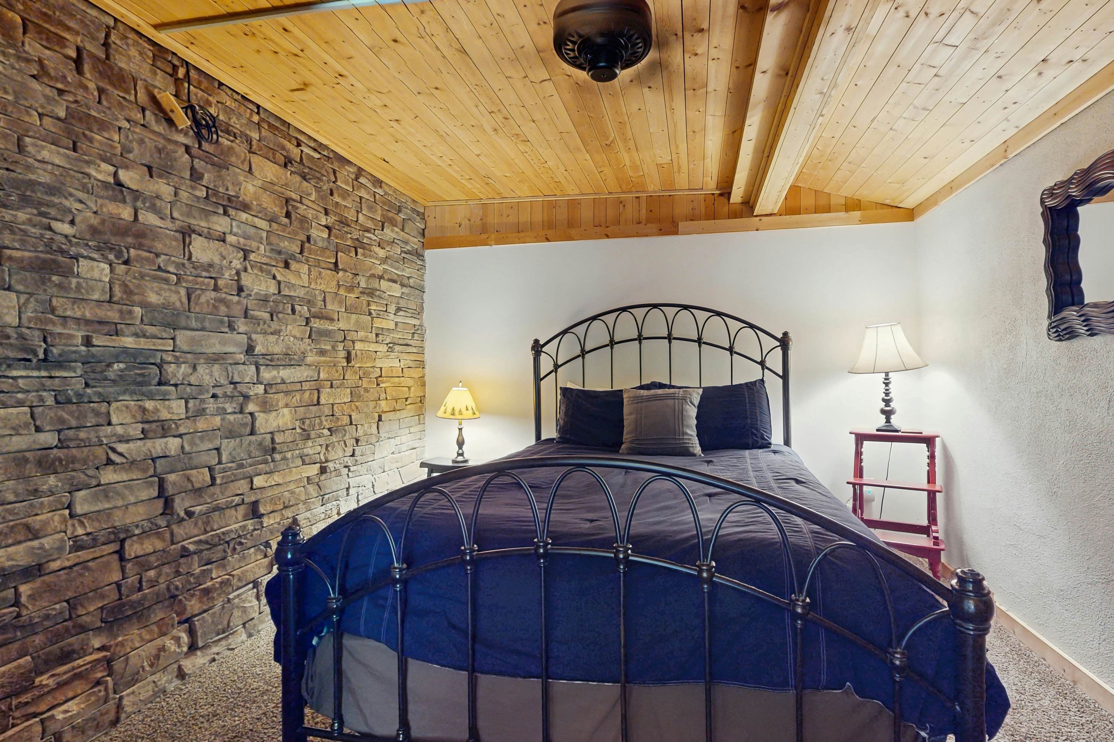 Cozy Lakeside Cabin, Sleeps 18, Game Room, Grill