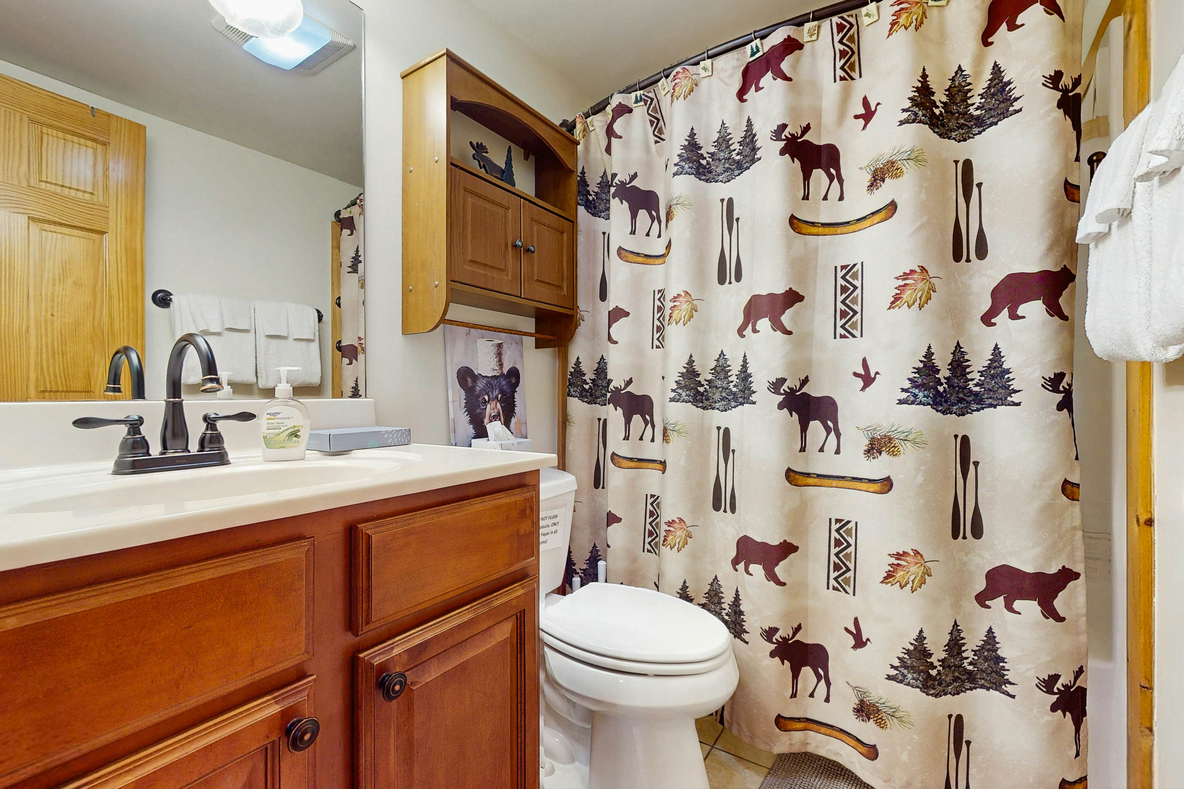 Cozy Lakeside Cabin, Sleeps 18, Game Room, Grill