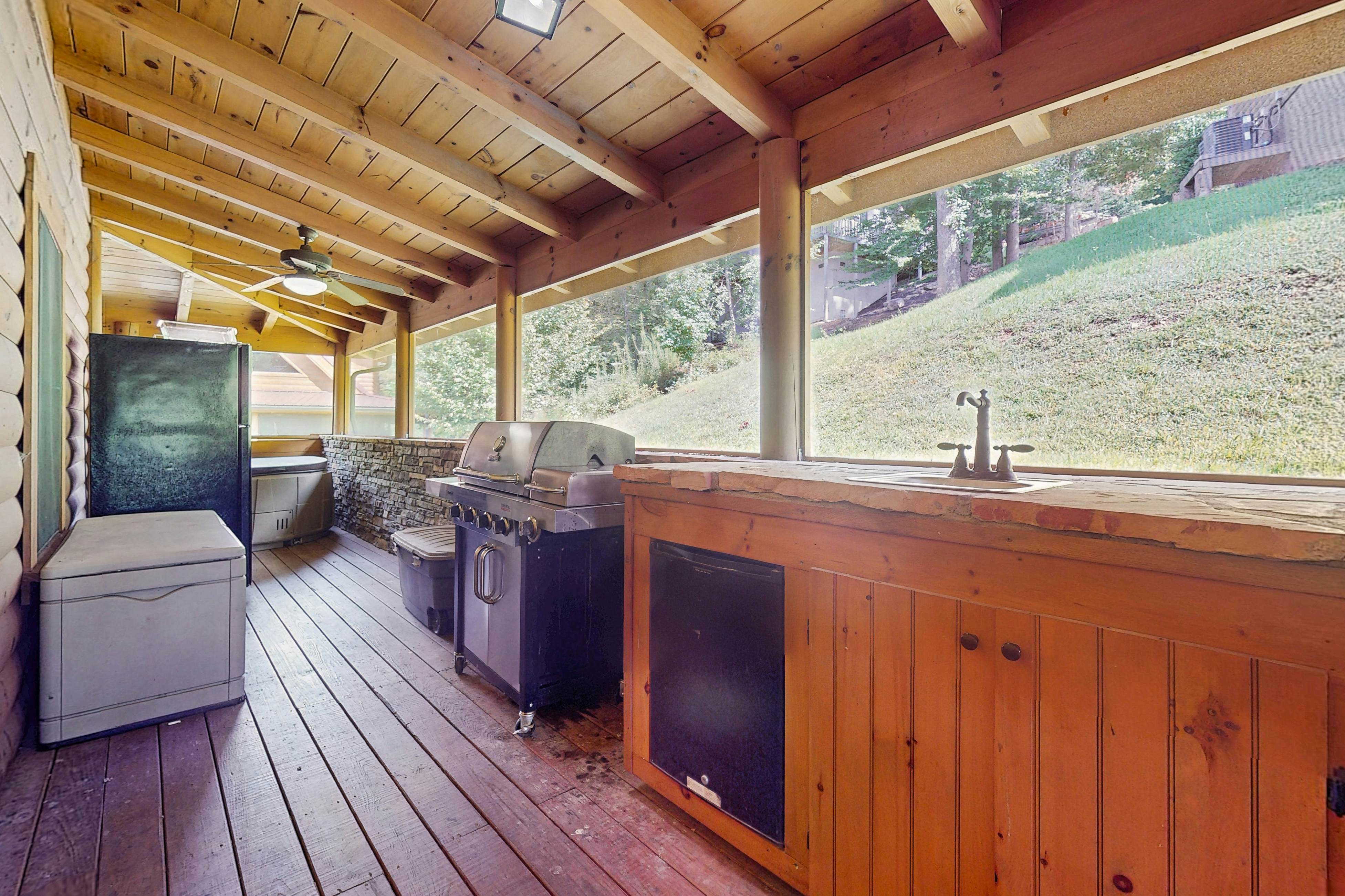 Cozy Lakeside Cabin, Sleeps 18, Game Room, Grill