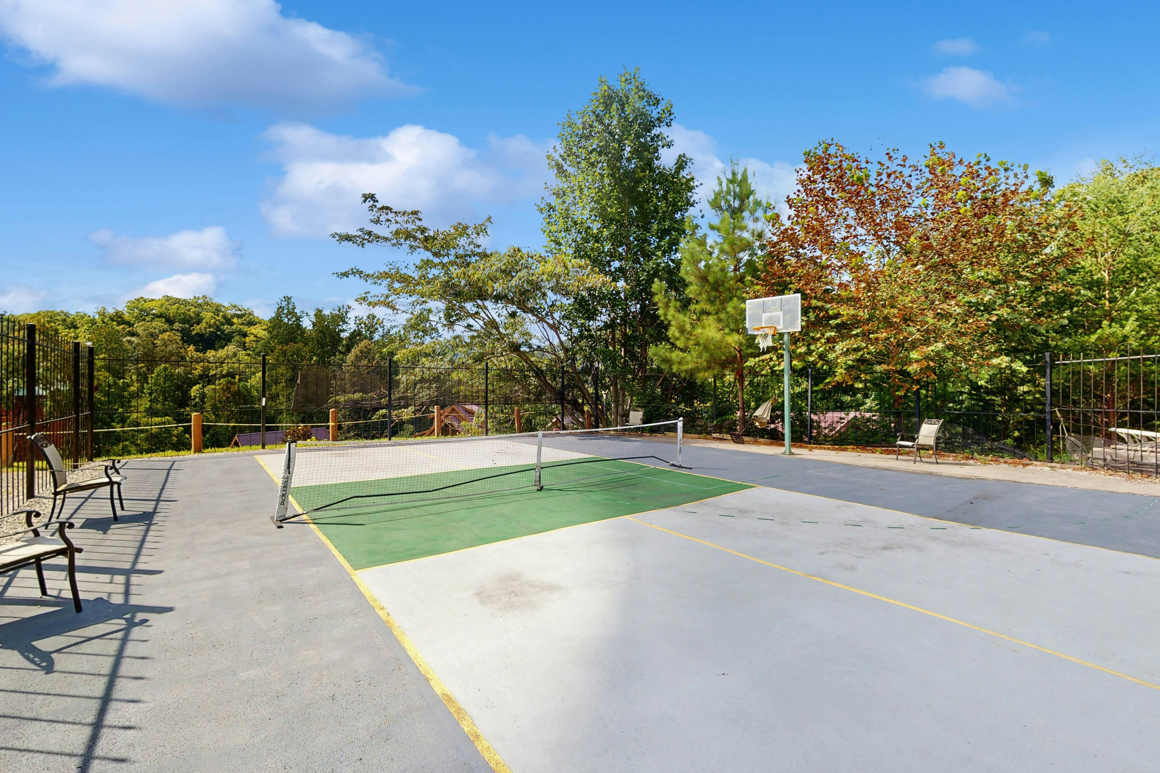 Cozy Lakeside Cabin, Sleeps 18, Game Room, Grill