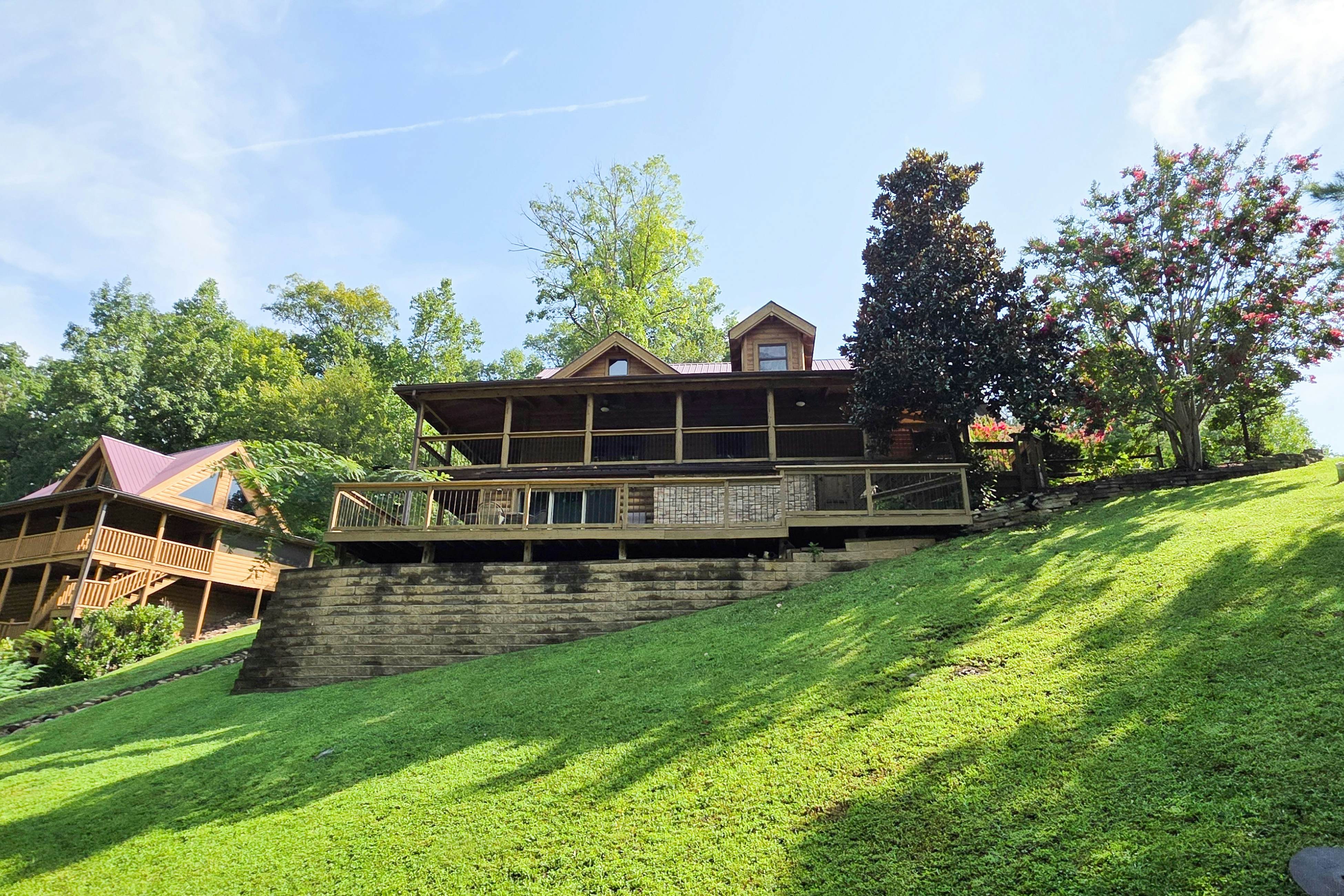 Cozy Lakeside Cabin, Sleeps 18, Game Room, Grill