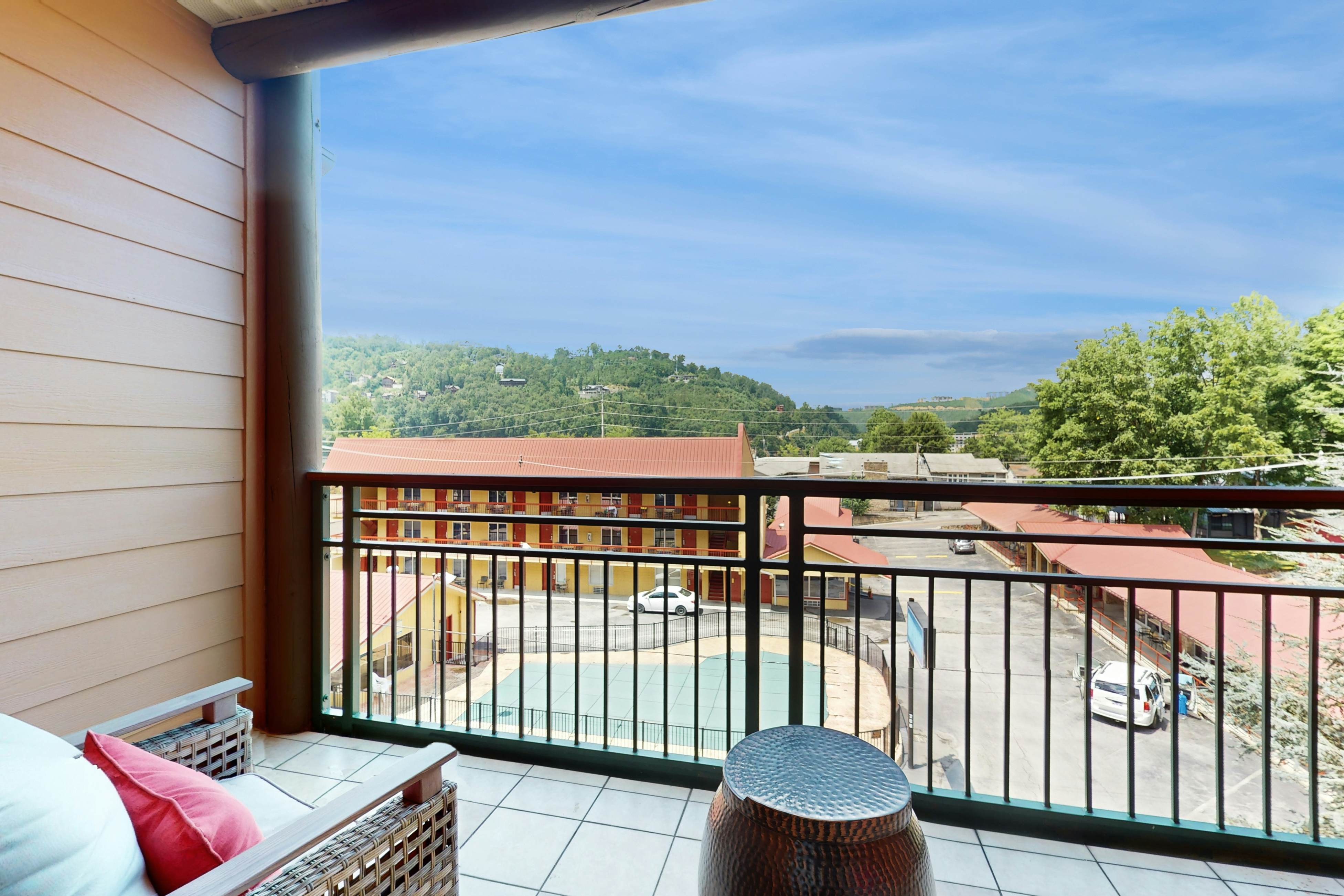 Homey Condo, Sleeps 6  W Balcony・Jetted Tub