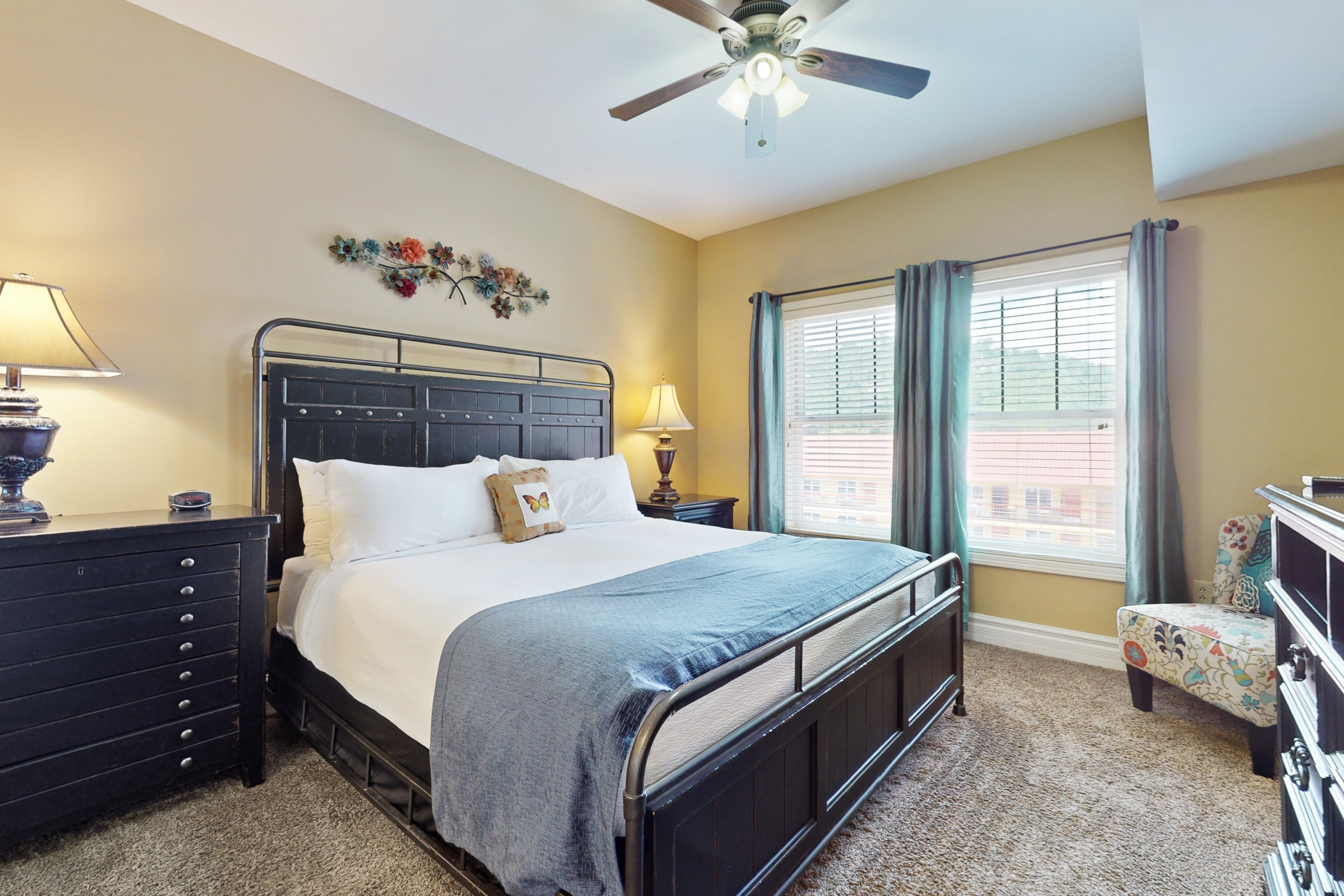 Homey Condo, Sleeps 6 W Balcony, Jetted Tub